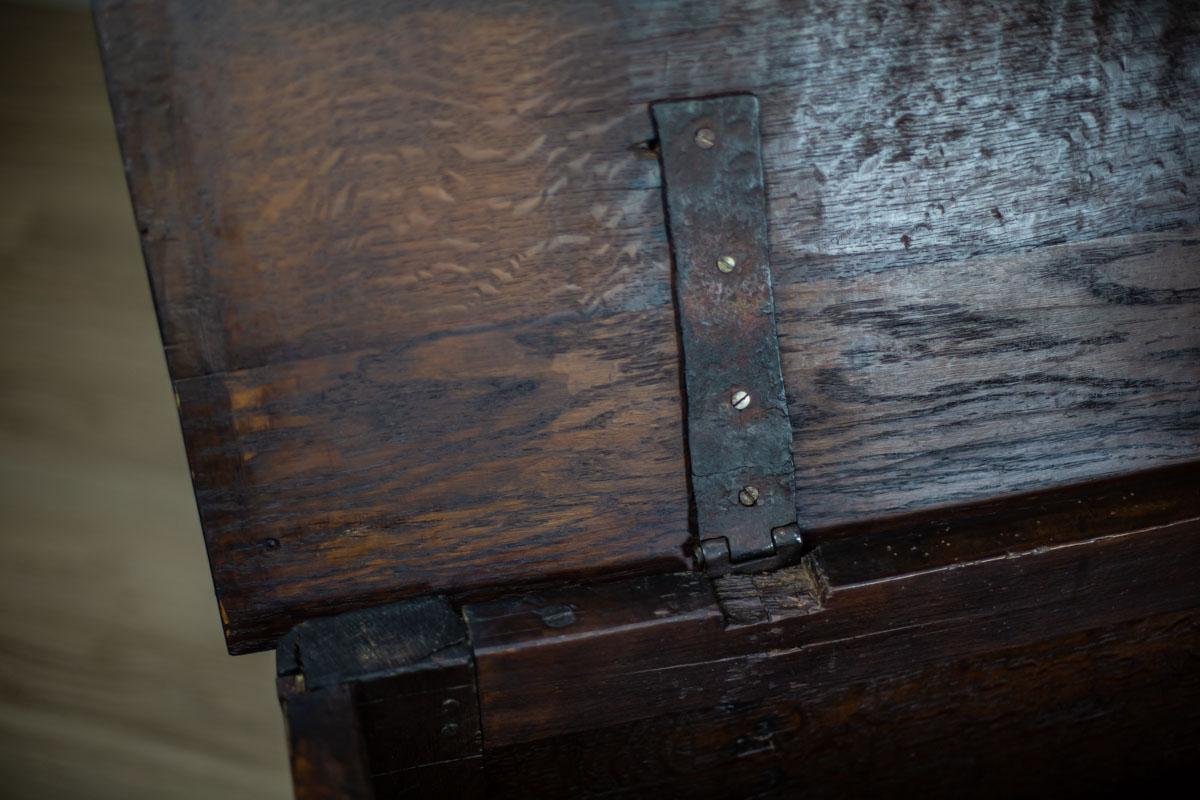 17th Century Tudor Oak Chest 8