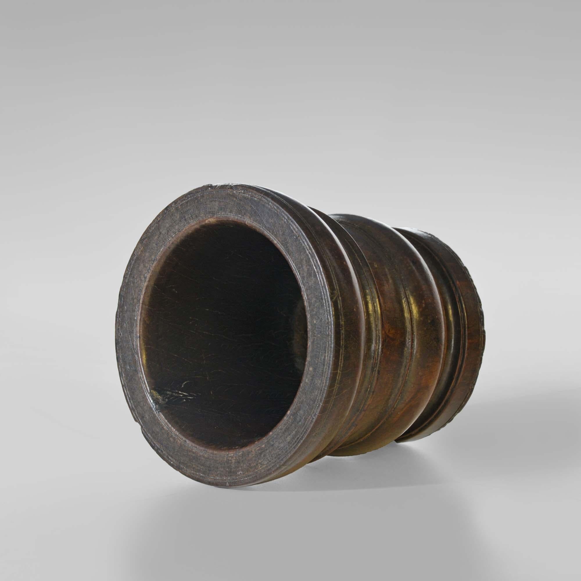 English 17th century turned lignum-vitae mortar For Sale