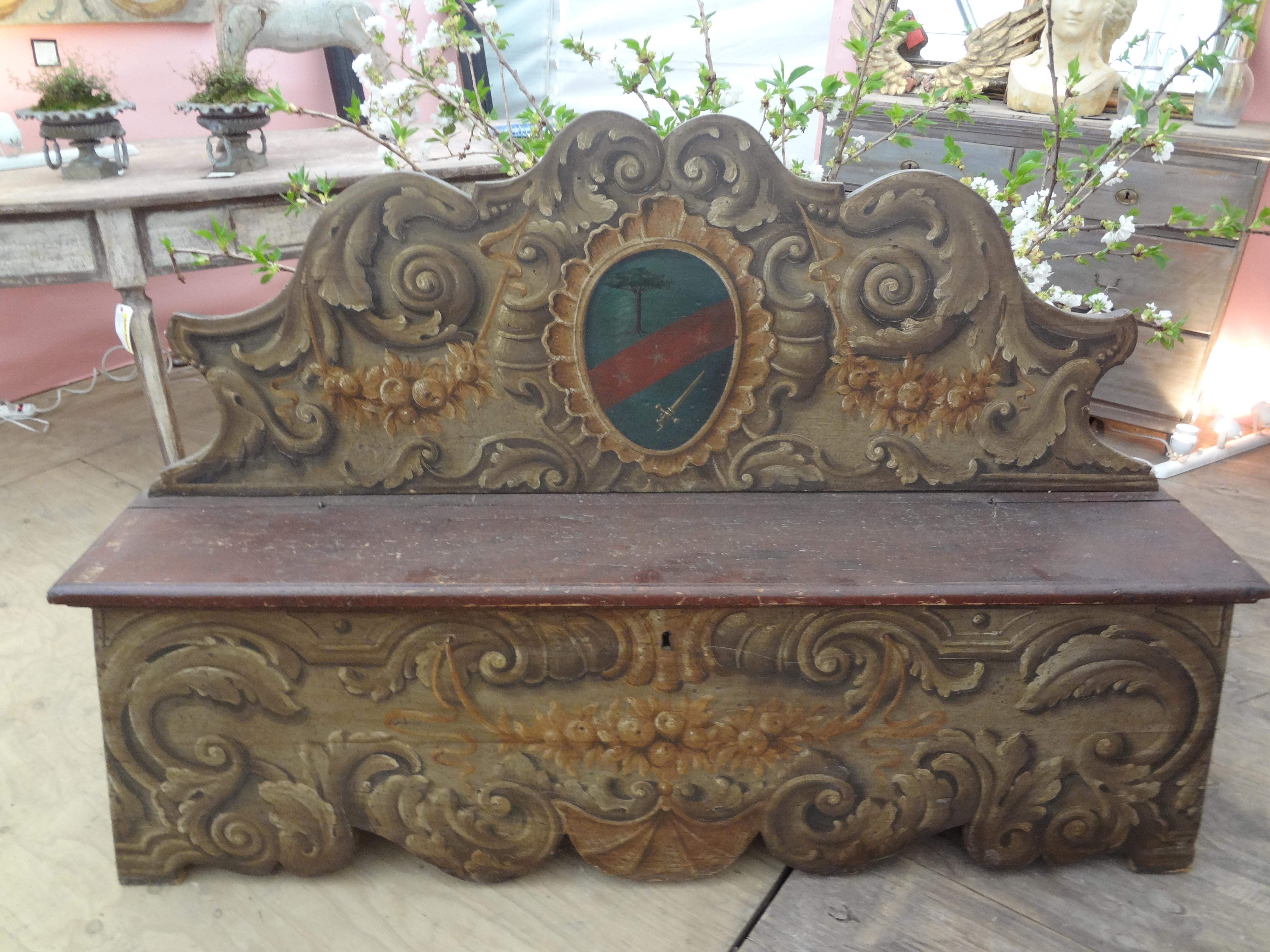 17th Century Tuscan Cassapanca or Bench with a Family Crest 5