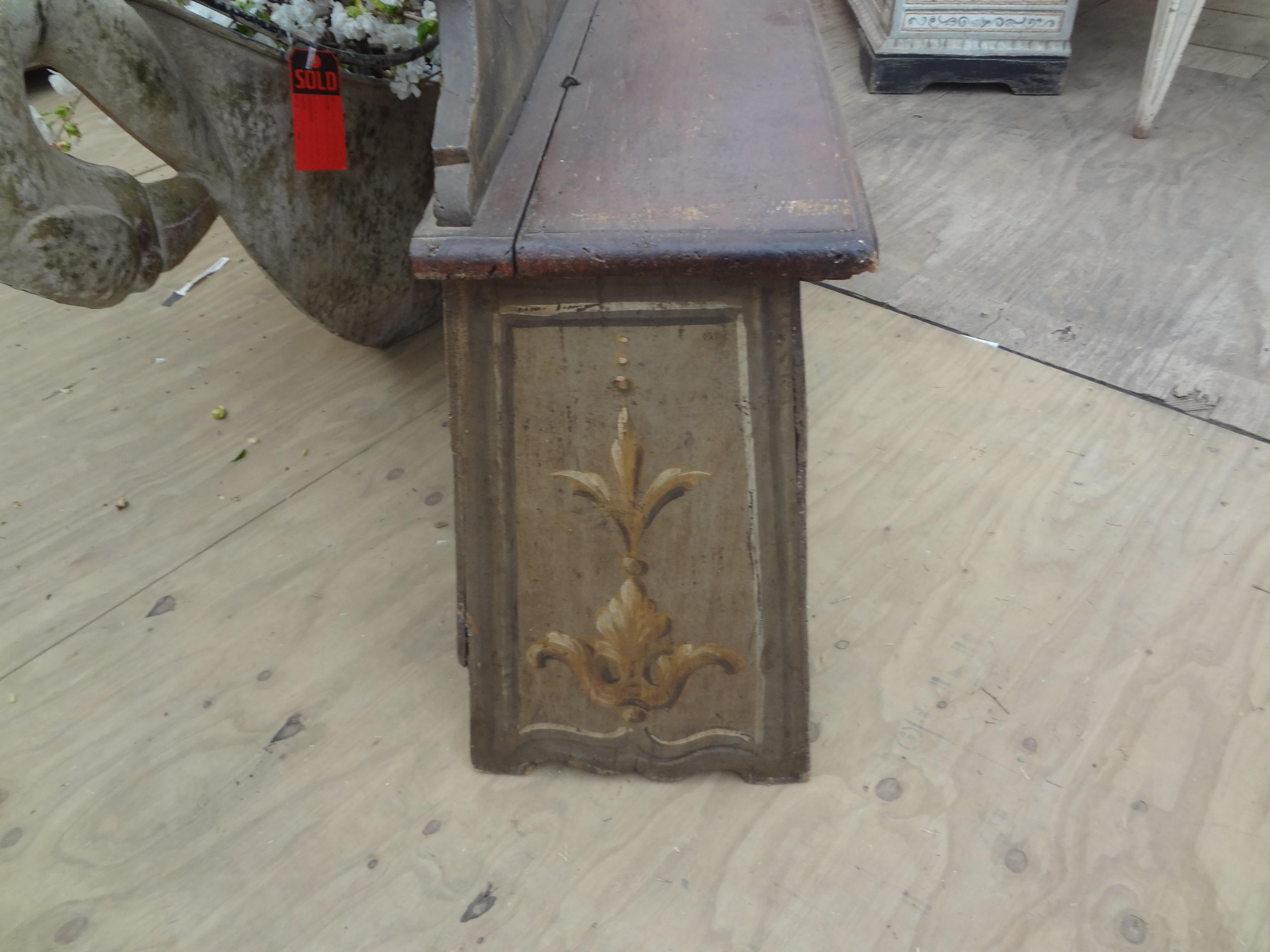 17th Century Tuscan Cassapanca or Bench with a Family Crest In Good Condition In Houston, TX