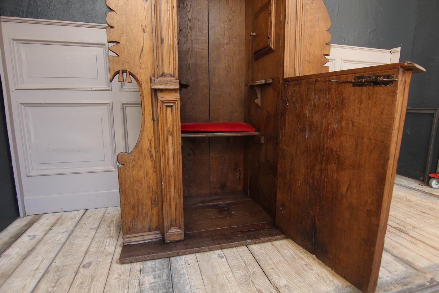 17th Century Tuscan Renaissance Style Confessional Made of Oak For Sale 2