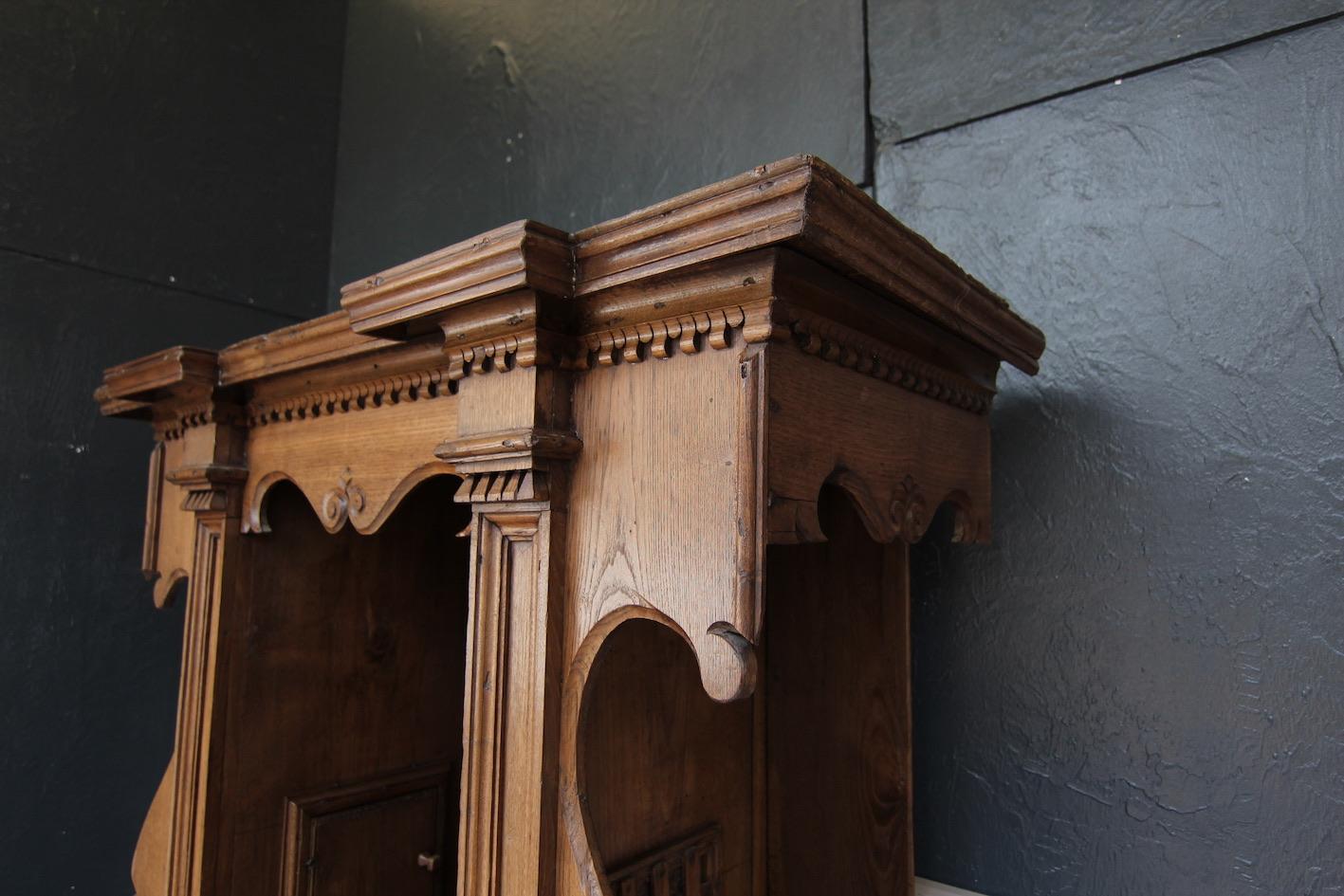 17th Century Tuscan Renaissance Style Confessional Made of Oak For Sale 8