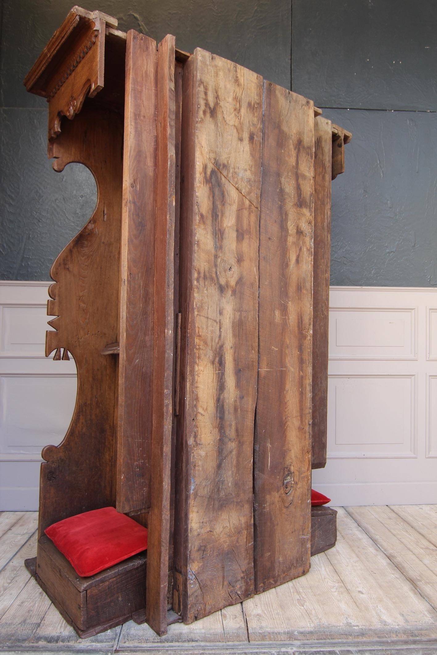 17th Century Tuscan Renaissance Style Confessional Made of Oak For Sale 12