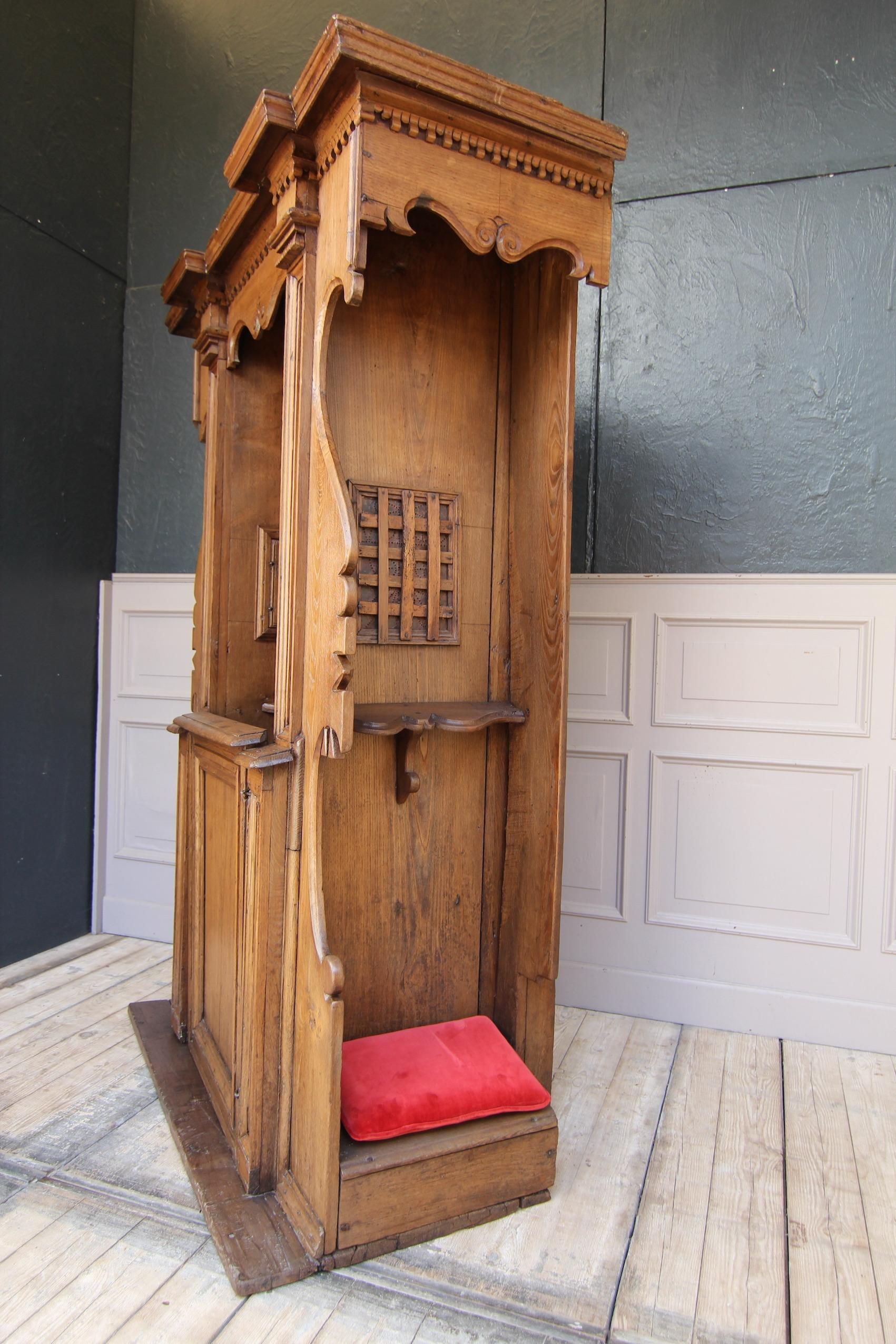 Italian 17th Century Tuscan Renaissance Style Confessional Made of Oak For Sale