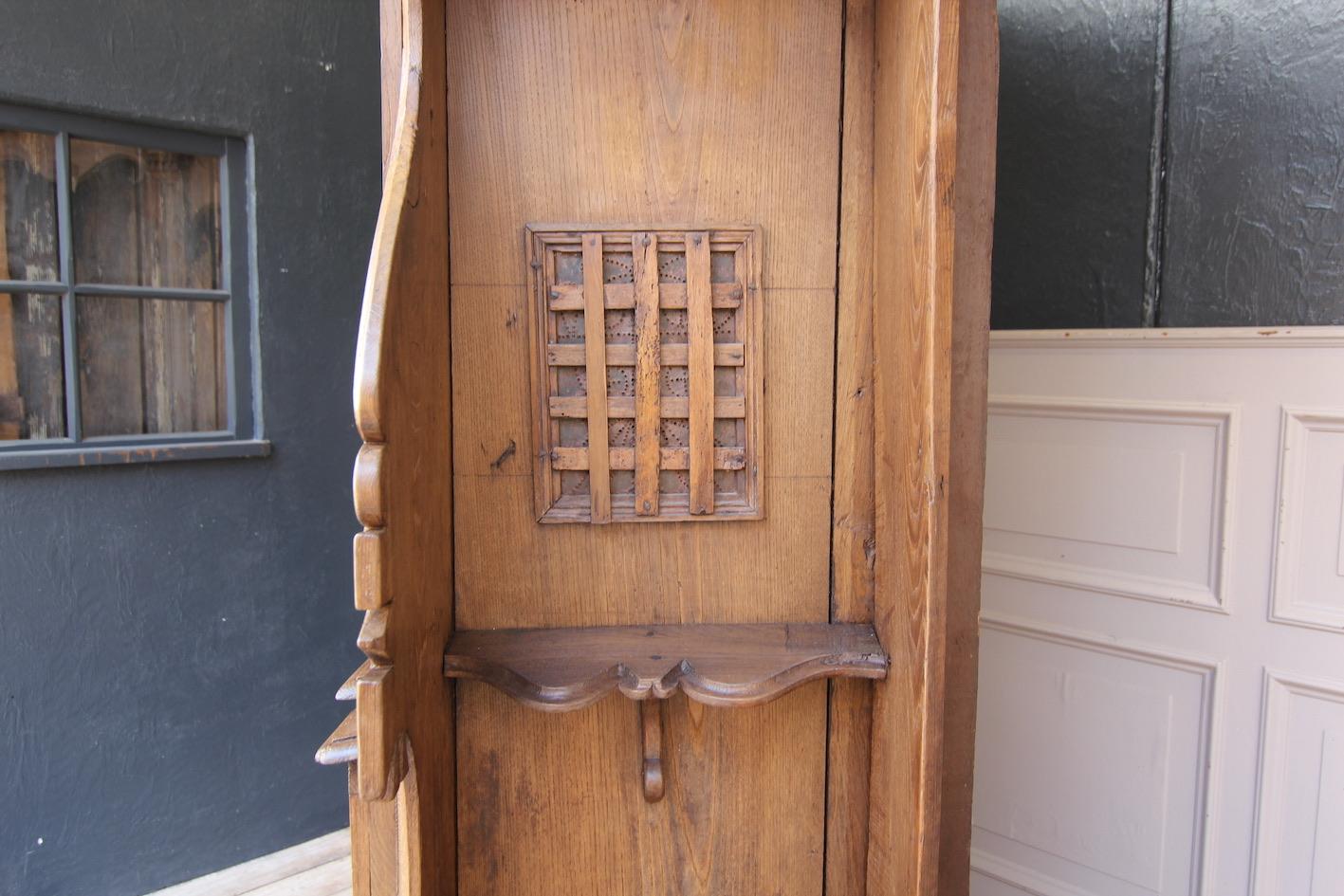 17th Century Tuscan Renaissance Style Confessional Made of Oak In Good Condition For Sale In Dusseldorf, DE