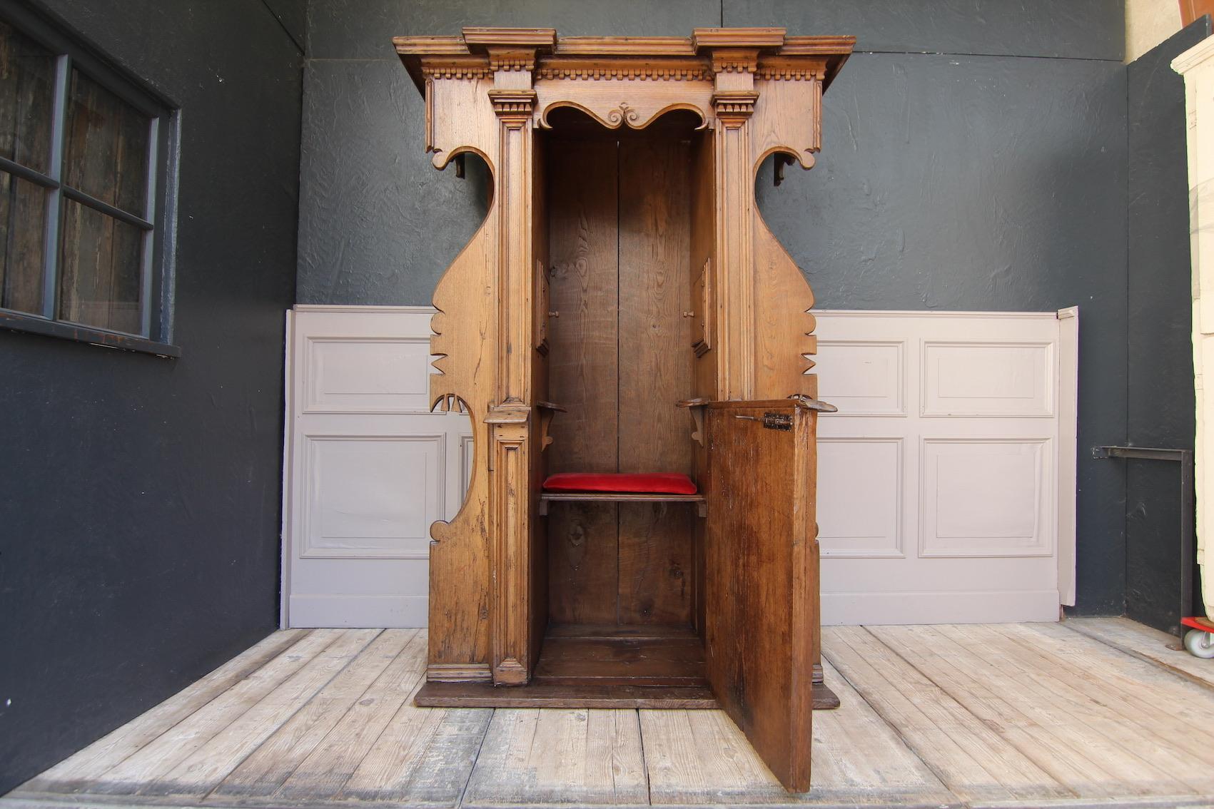 17th Century Tuscan Renaissance Style Confessional Made of Oak For Sale 1
