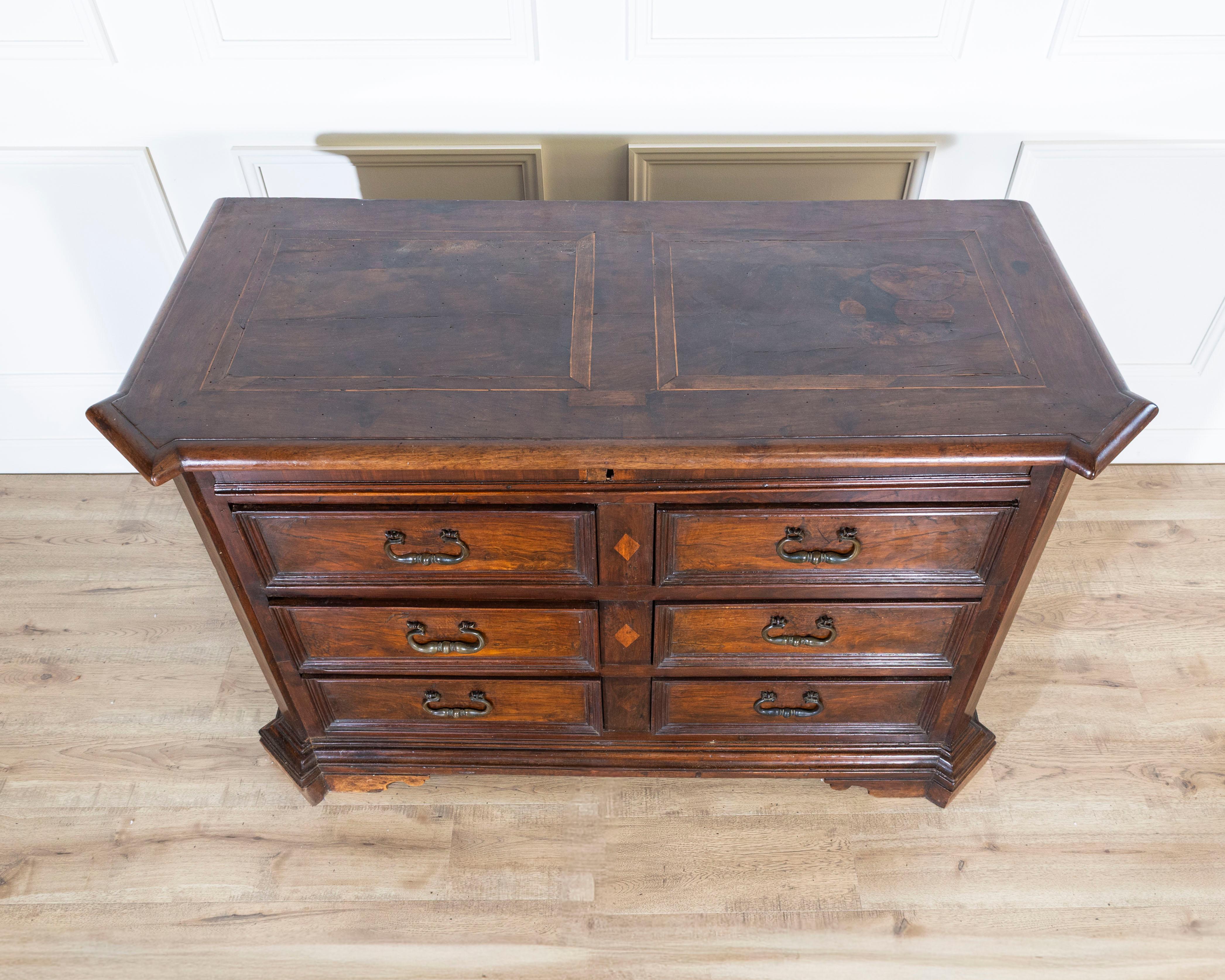 Italian 17th-Century Tuscan Walnut Chest of Drawers with Maple Inlay For Sale