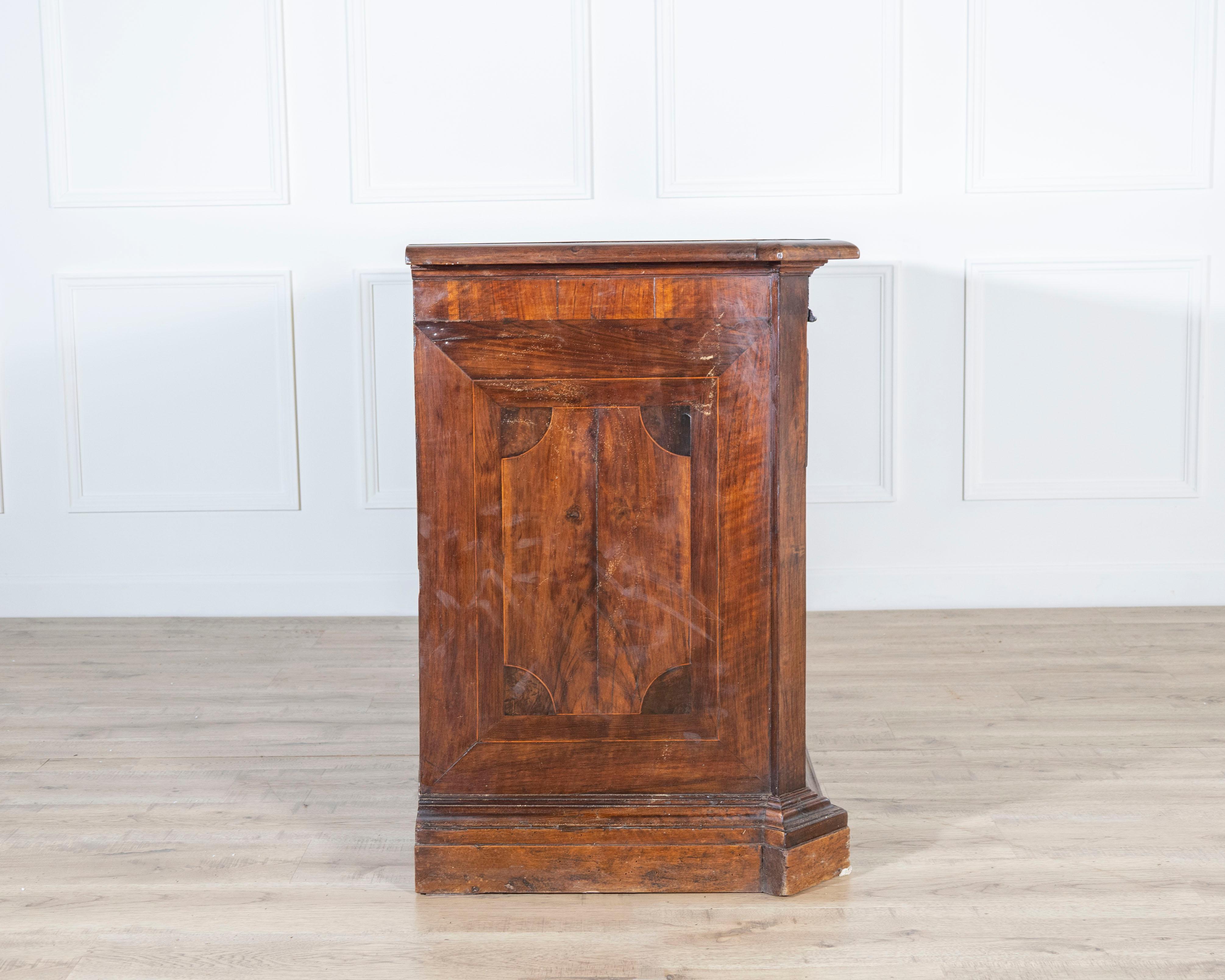 17th-Century Tuscan Walnut Chest of Drawers with Maple Inlay For Sale 1