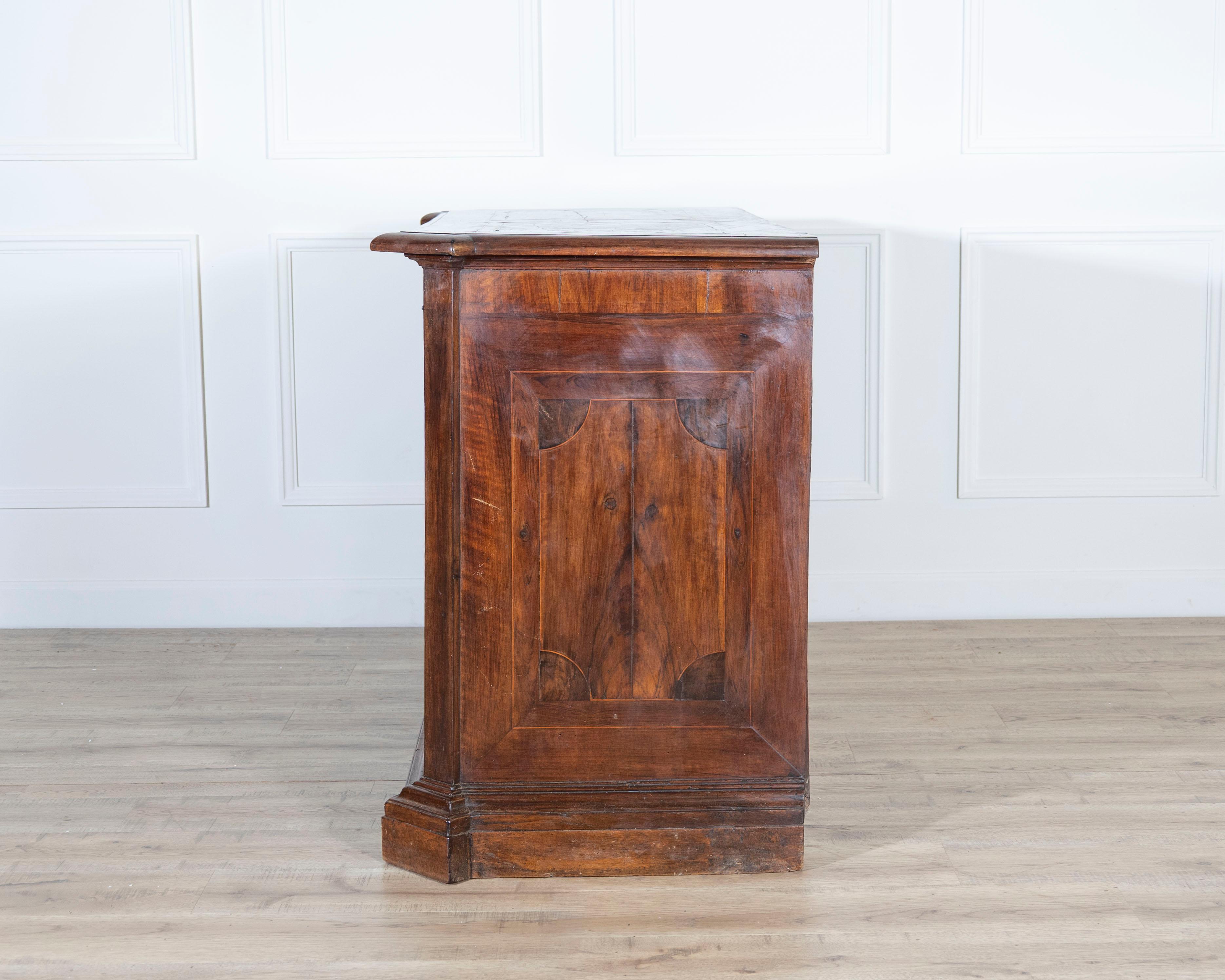 17th-Century Tuscan Walnut Chest of Drawers with Maple Inlay For Sale 3