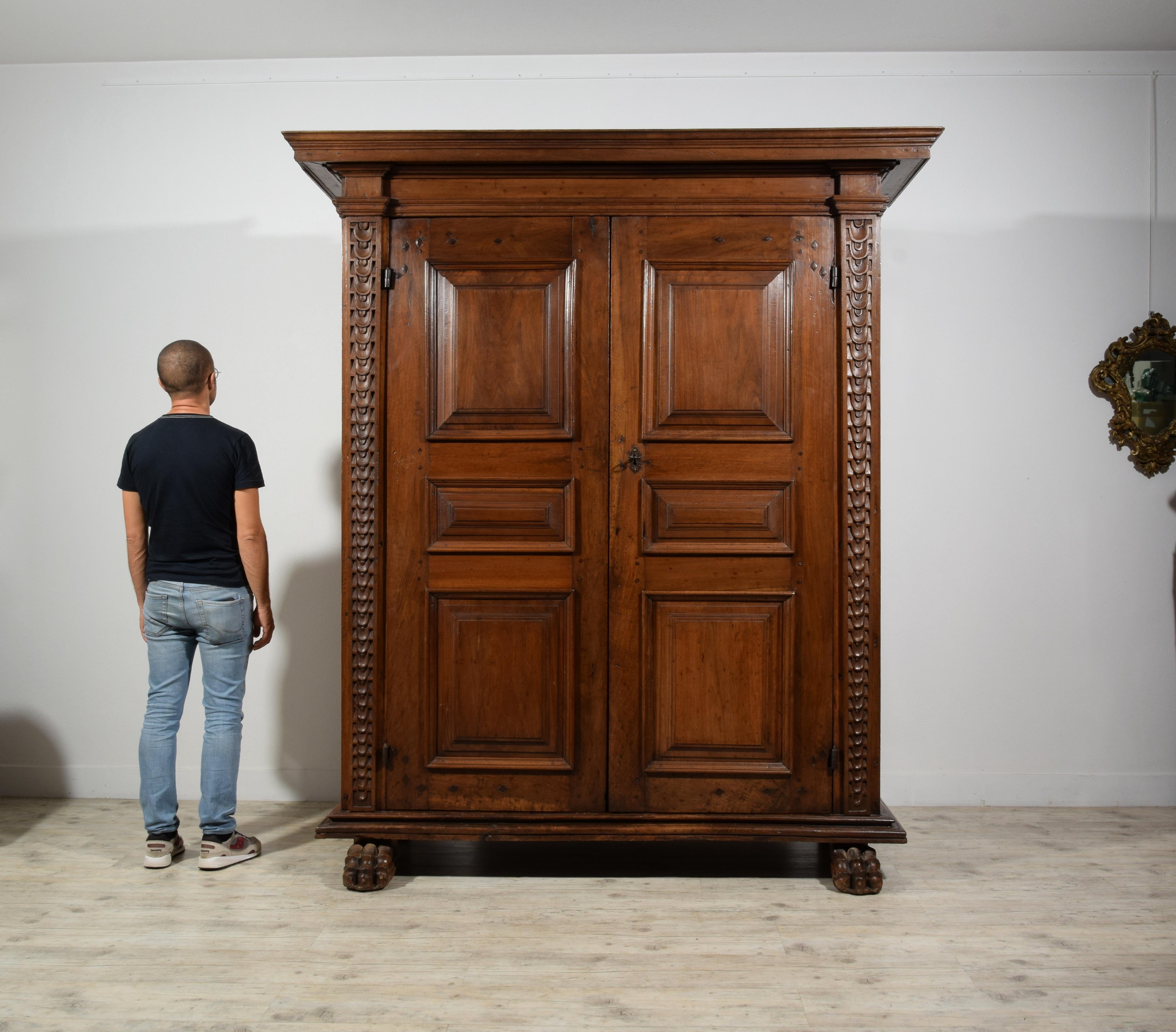 17. Jahrhundert, Toskana Massiv geschnitzter Nussbaum Kleiderschrank im Angebot 3