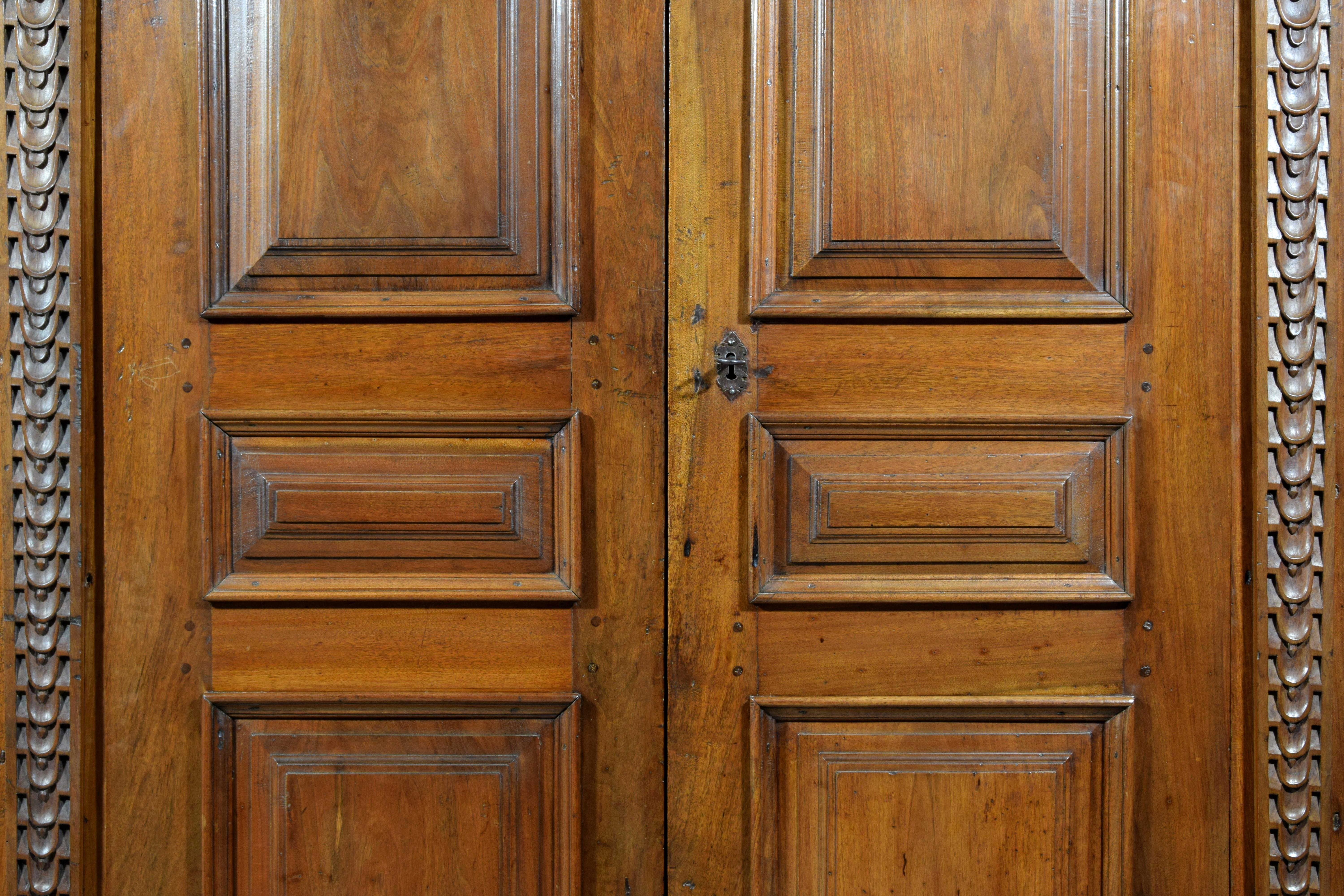 17. Jahrhundert, Toskana Massiv geschnitzter Nussbaum Kleiderschrank im Angebot 4