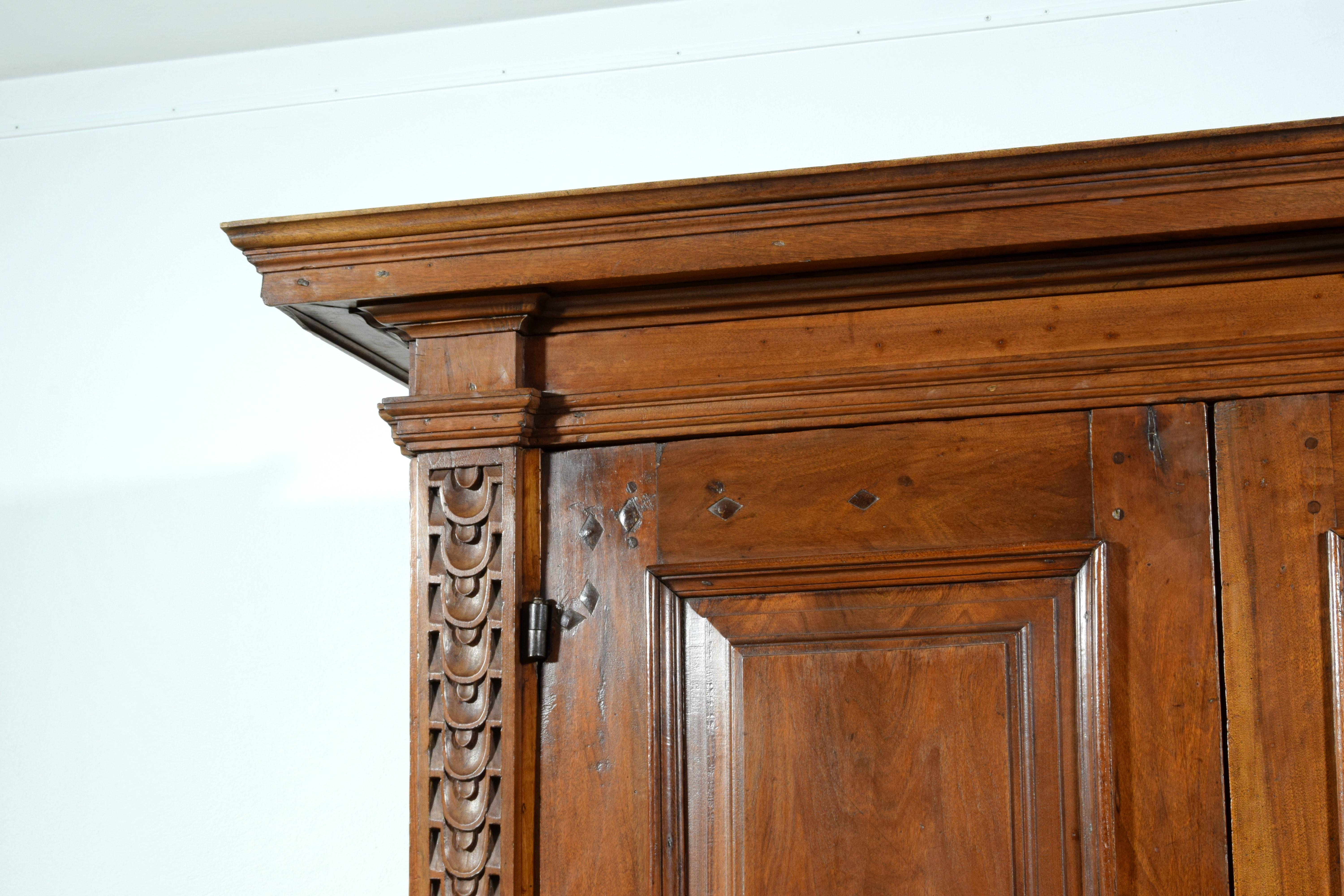 17. Jahrhundert, Toskana Massiv geschnitzter Nussbaum Kleiderschrank im Angebot 5