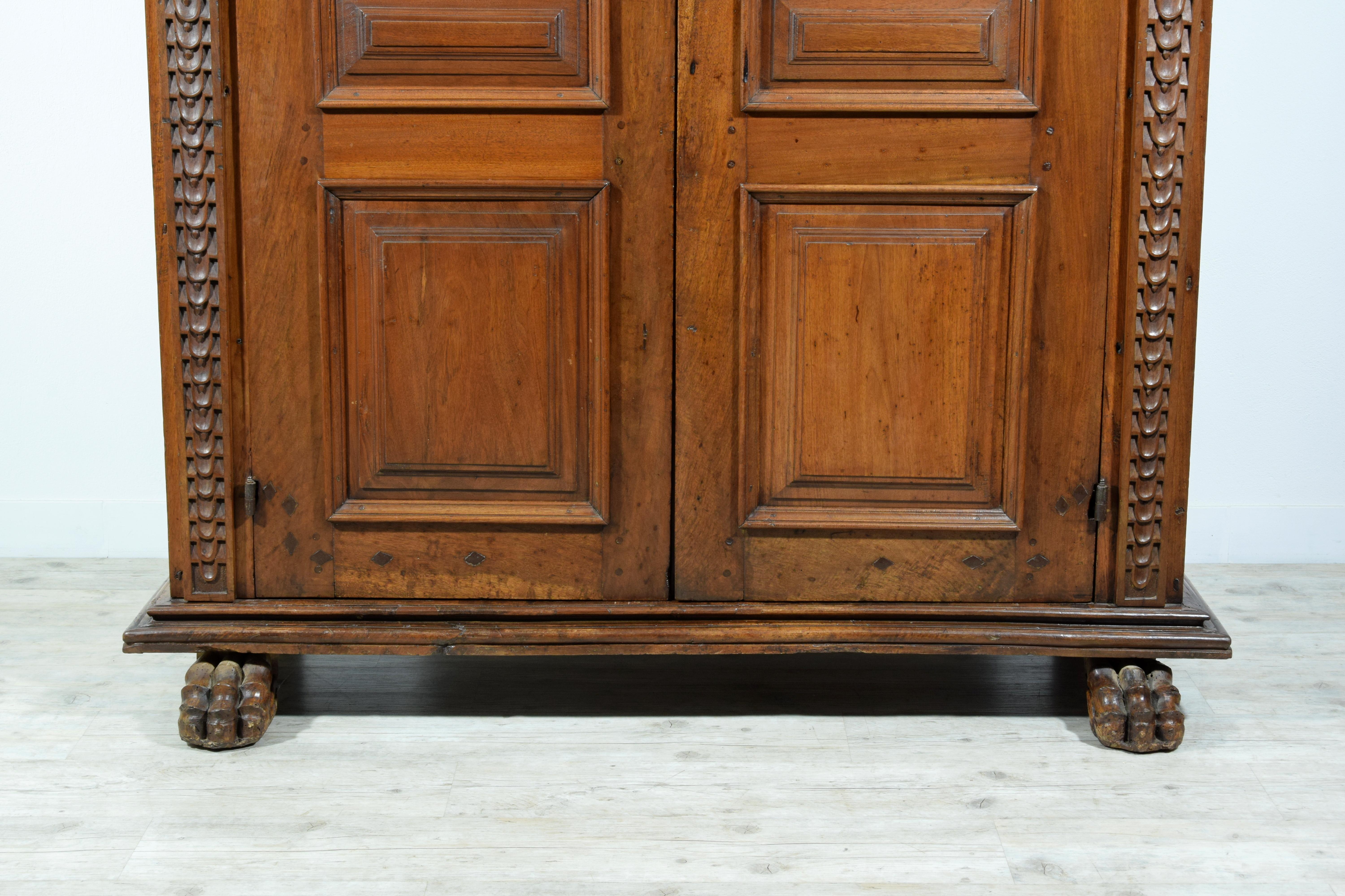 17. Jahrhundert, Toskana Massiv geschnitzter Nussbaum Kleiderschrank im Angebot 9