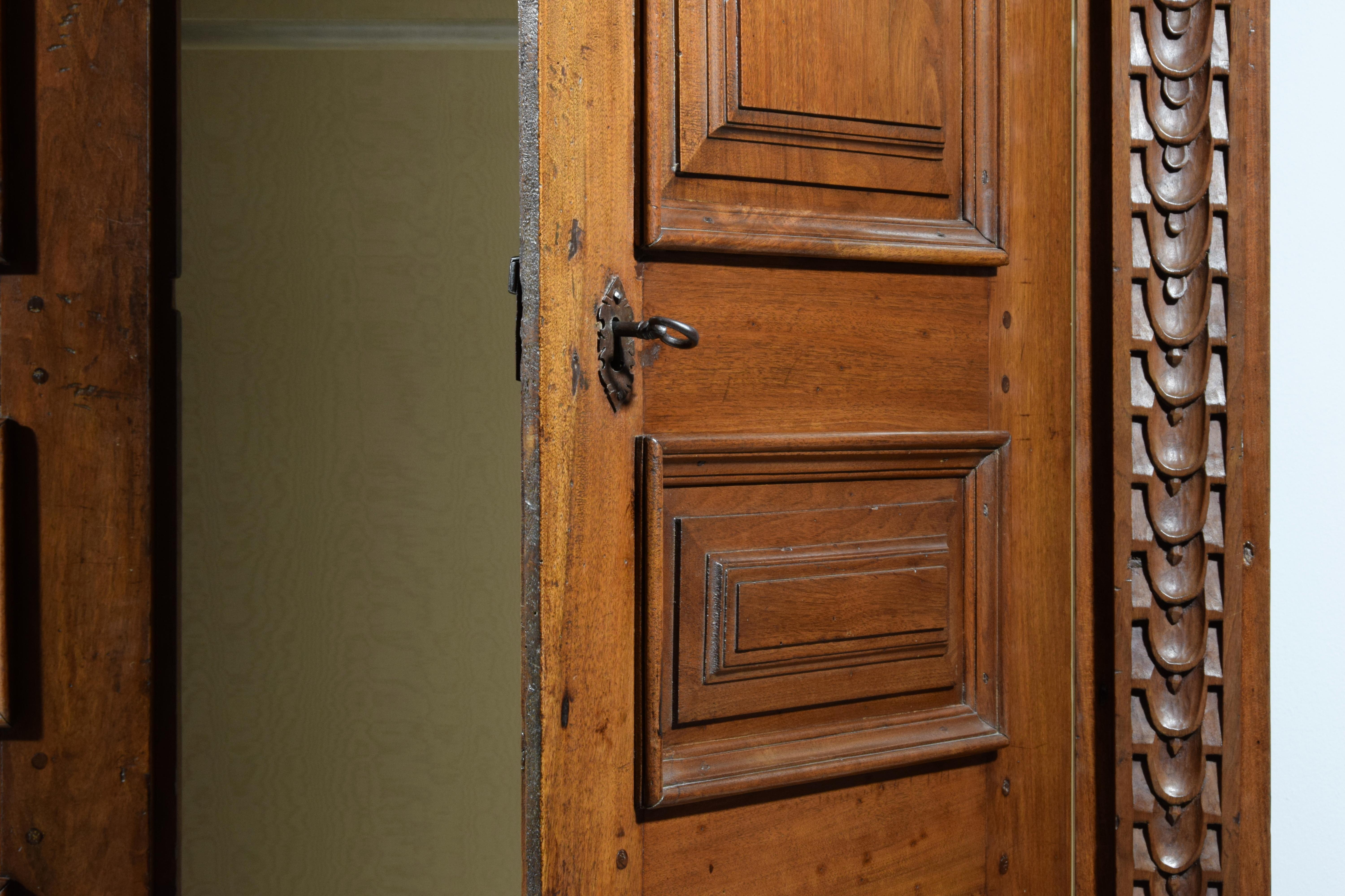 17. Jahrhundert, Toskana Massiv geschnitzter Nussbaum Kleiderschrank im Angebot 10
