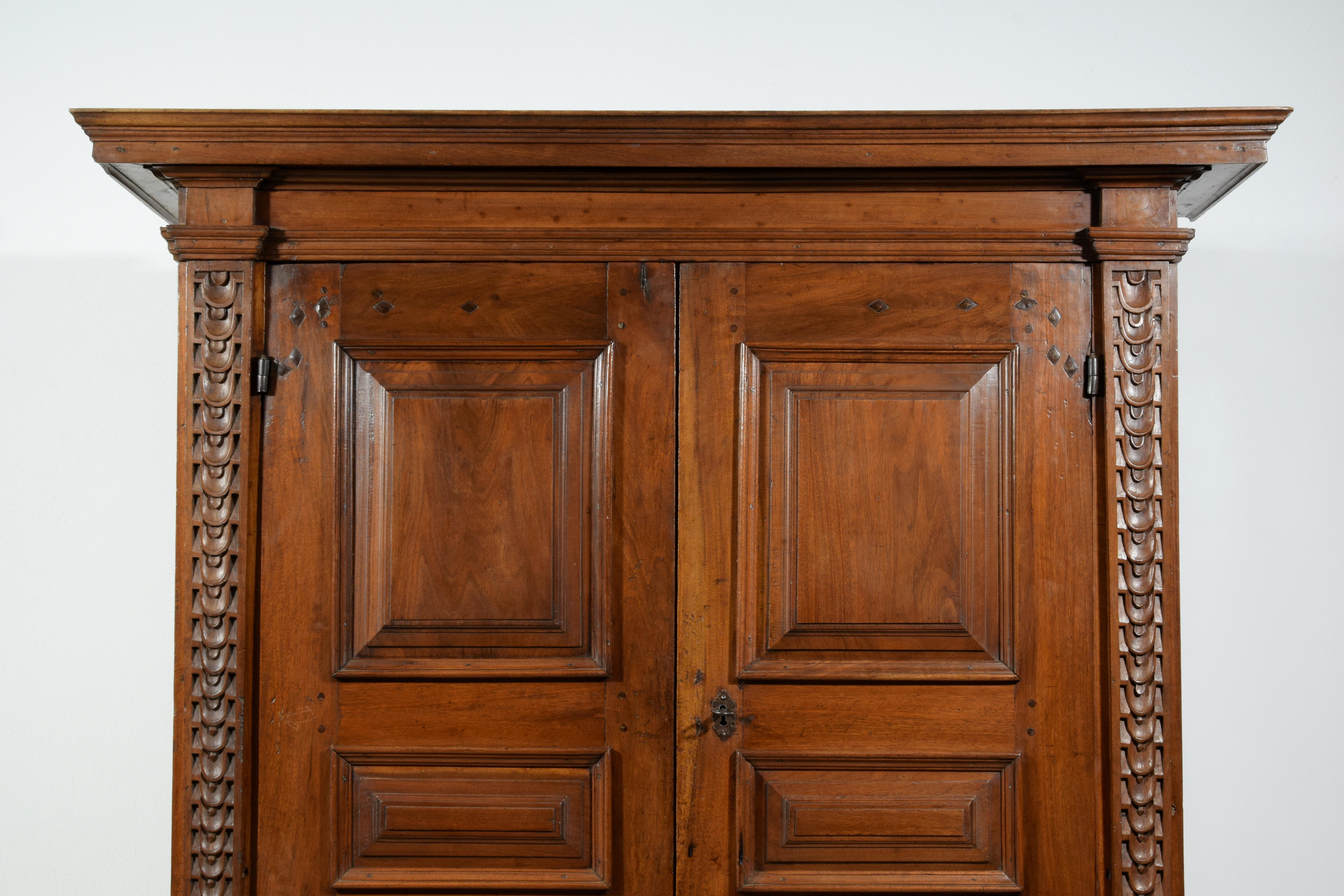 17. Jahrhundert, Toskana Massiv geschnitzter Nussbaum Kleiderschrank im Angebot 13