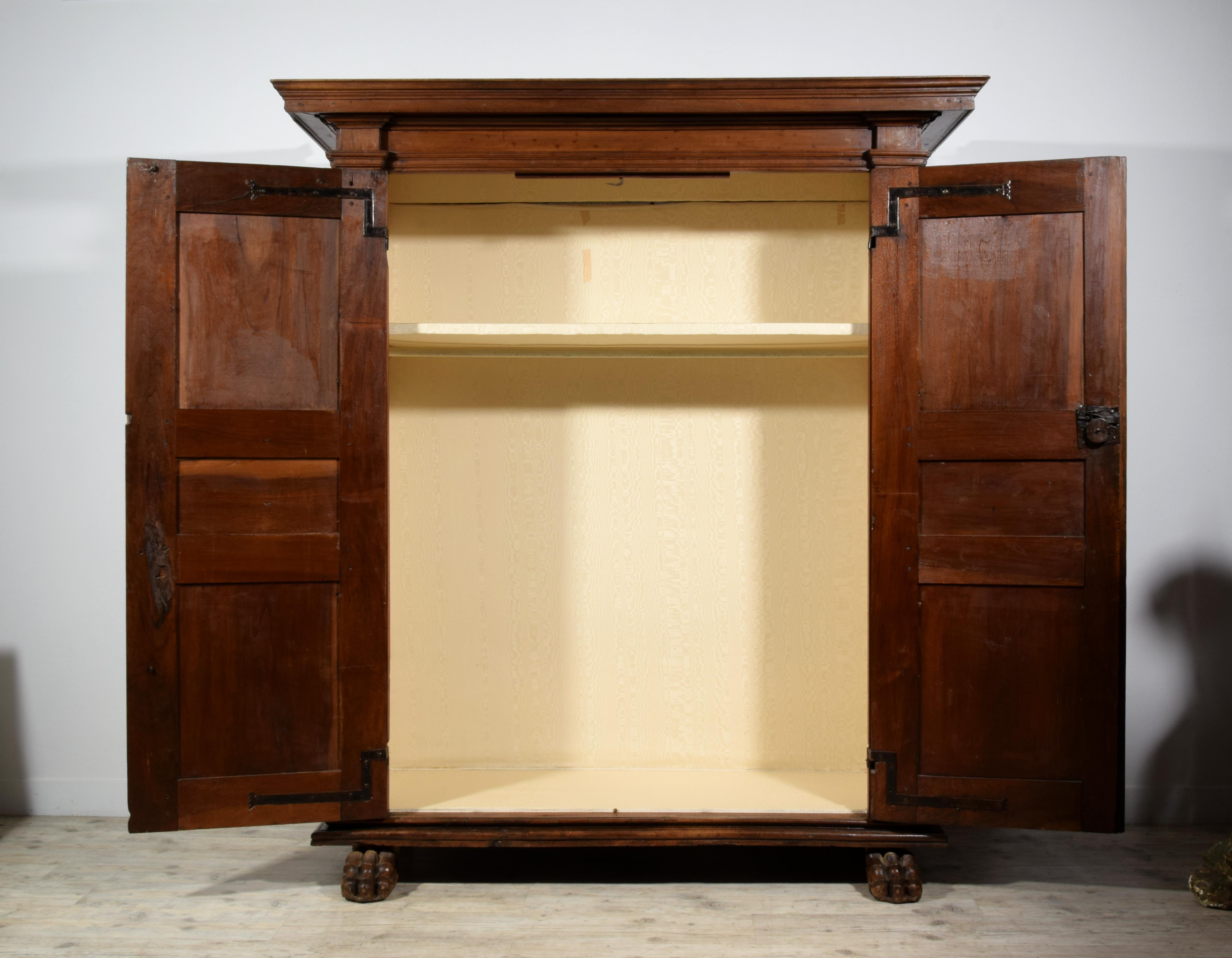 17. Jahrhundert, Toskana Massiv geschnitzter Nussbaum Kleiderschrank im Angebot 13