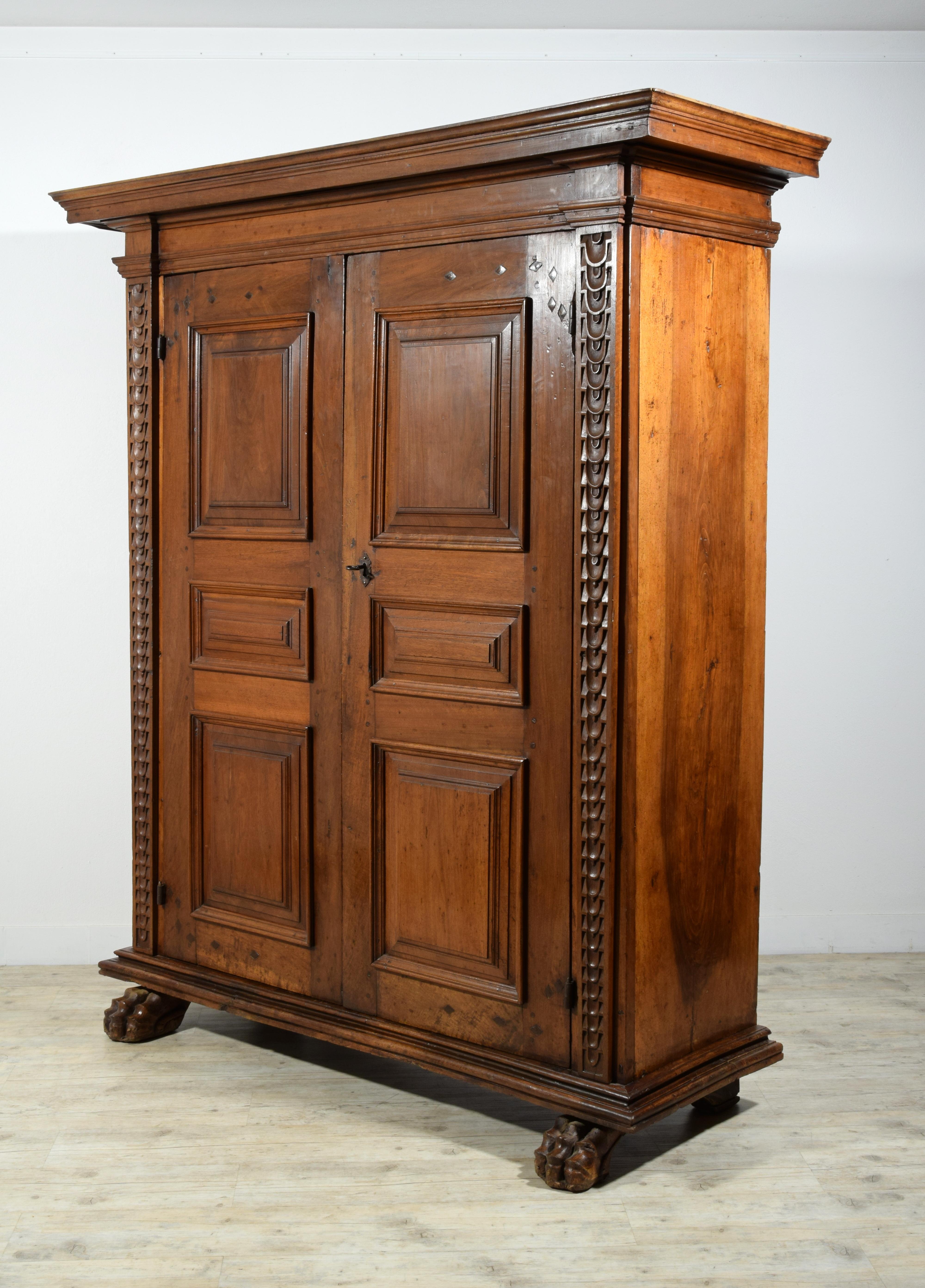 17. Jahrhundert, Toskana Massiv geschnitzter Nussbaum Kleiderschrank (Renaissance) im Angebot