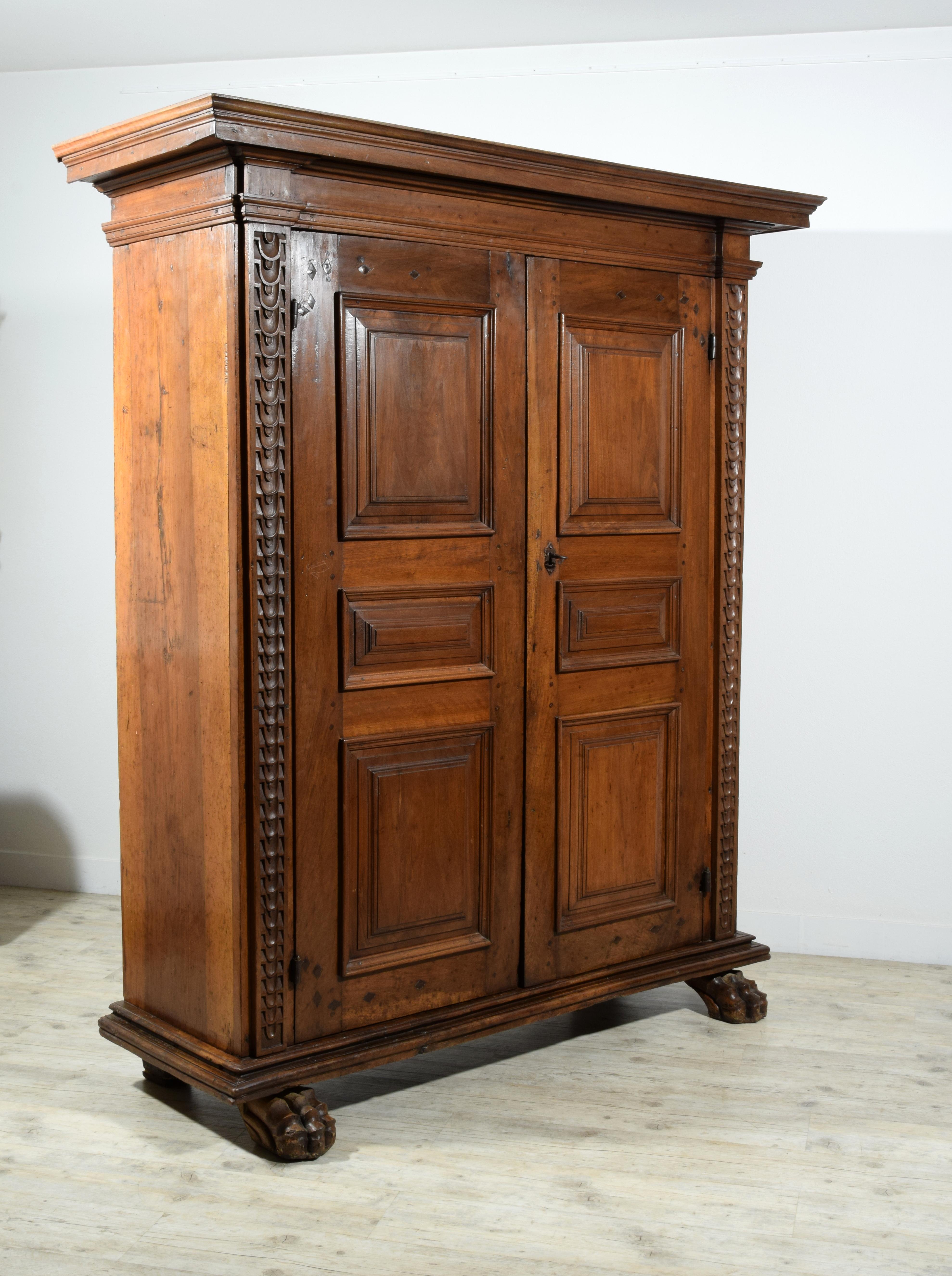 17. Jahrhundert, Toskana Massiv geschnitzter Nussbaum Kleiderschrank (Italienisch) im Angebot