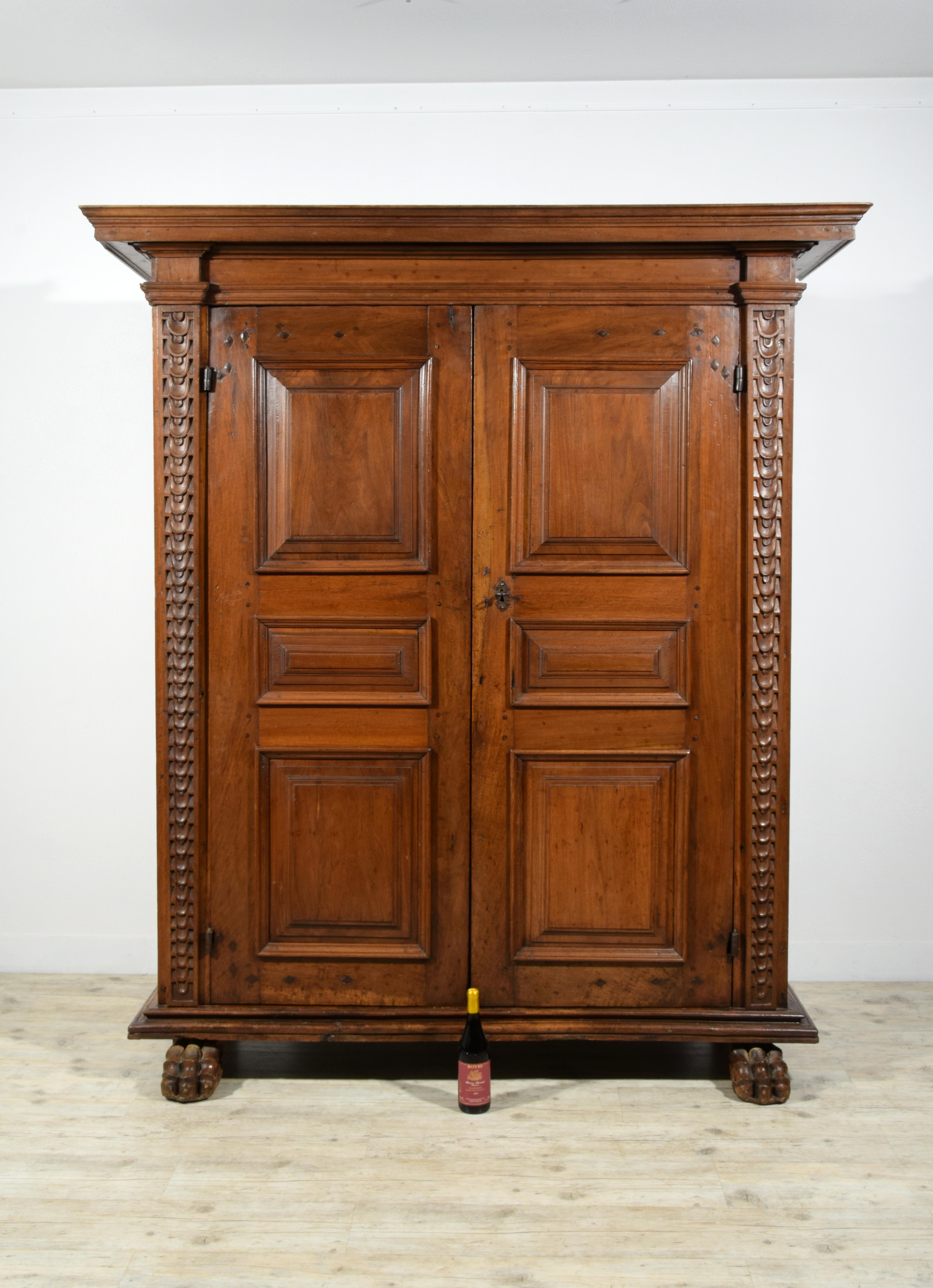 17. Jahrhundert, Toskana Massiv geschnitzter Nussbaum Kleiderschrank (Handgeschnitzt) im Angebot