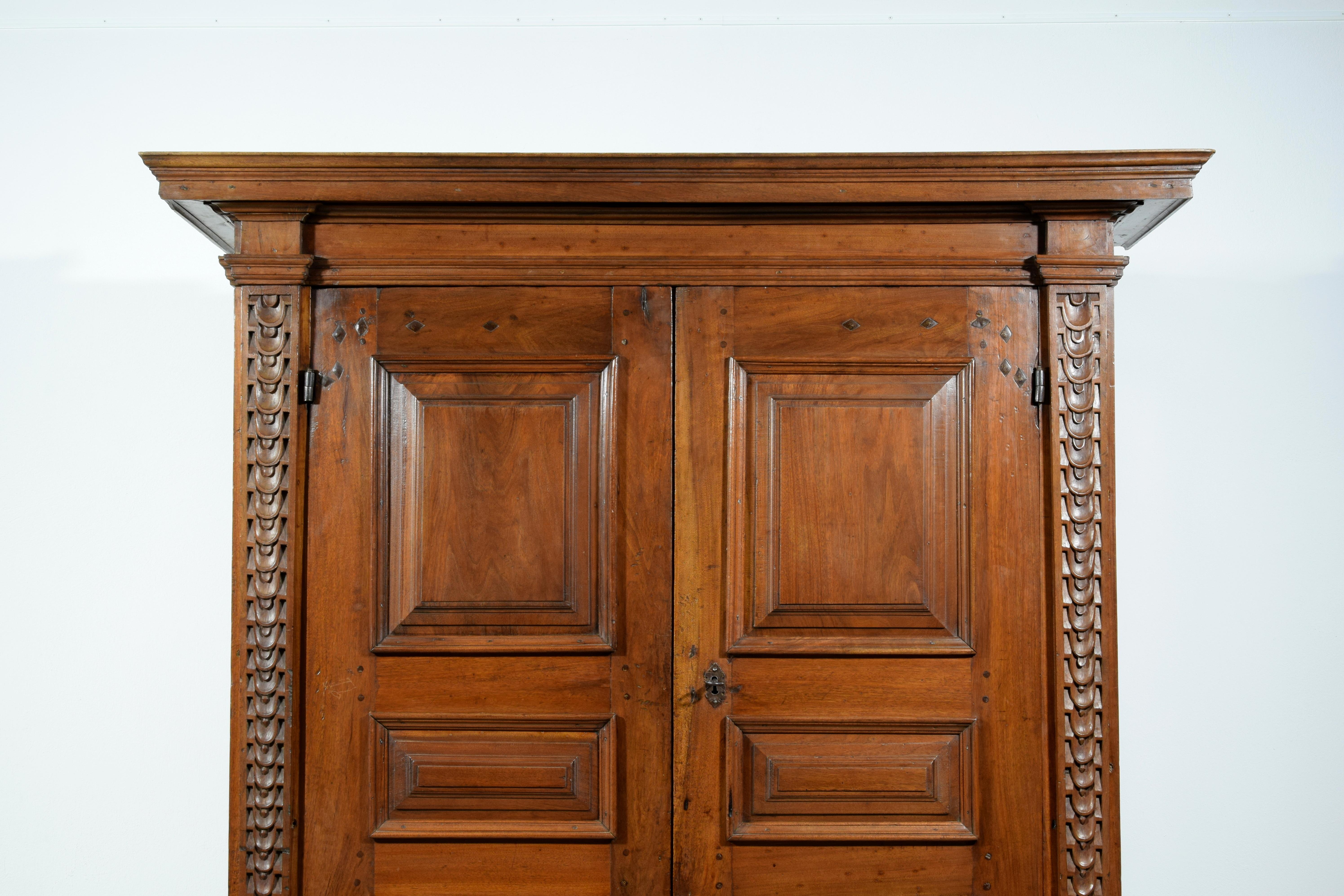 17. Jahrhundert, Toskana Massiv geschnitzter Nussbaum Kleiderschrank (18. Jahrhundert und früher) im Angebot
