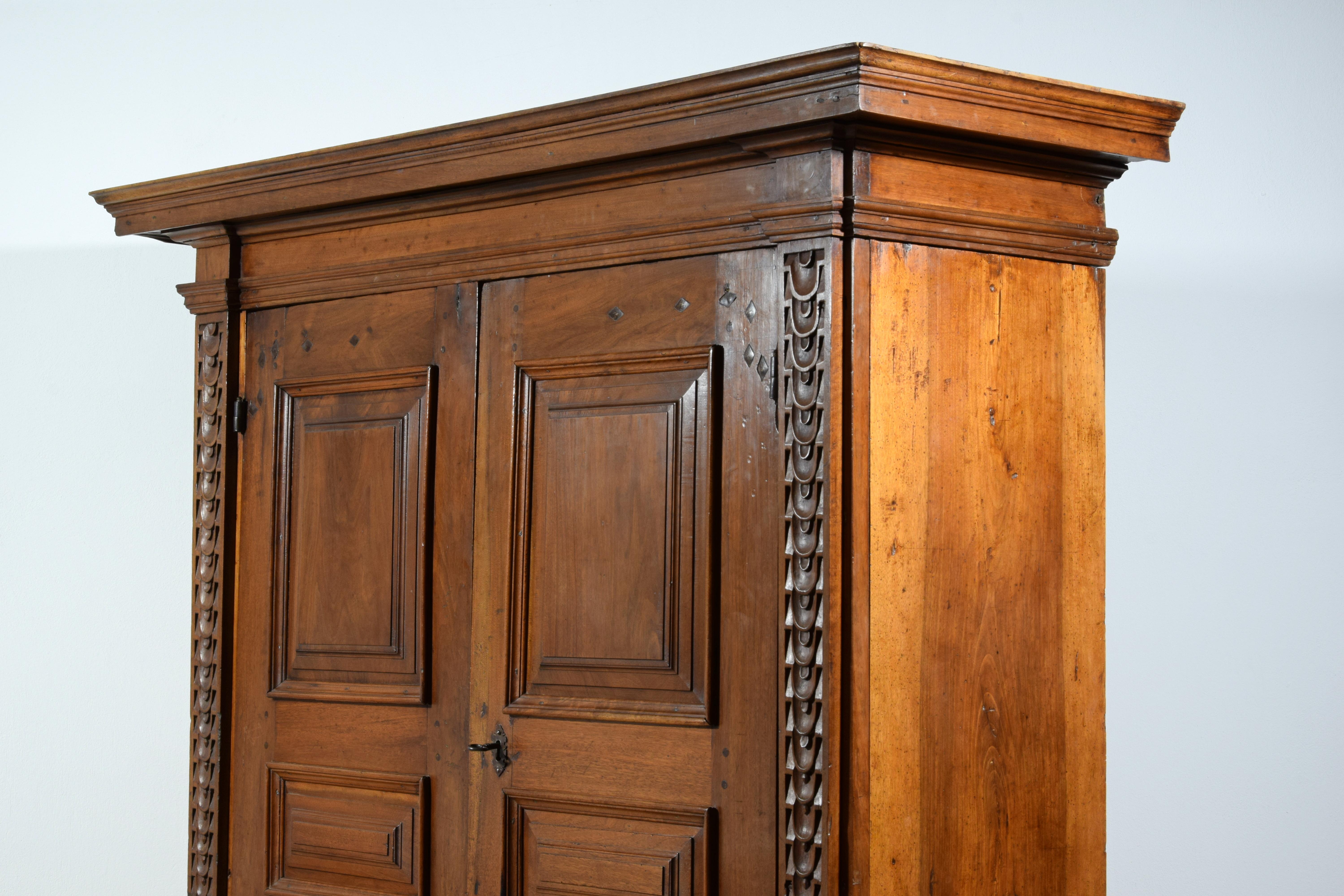 17. Jahrhundert, Toskana Massiv geschnitzter Nussbaum Kleiderschrank (Walnuss) im Angebot