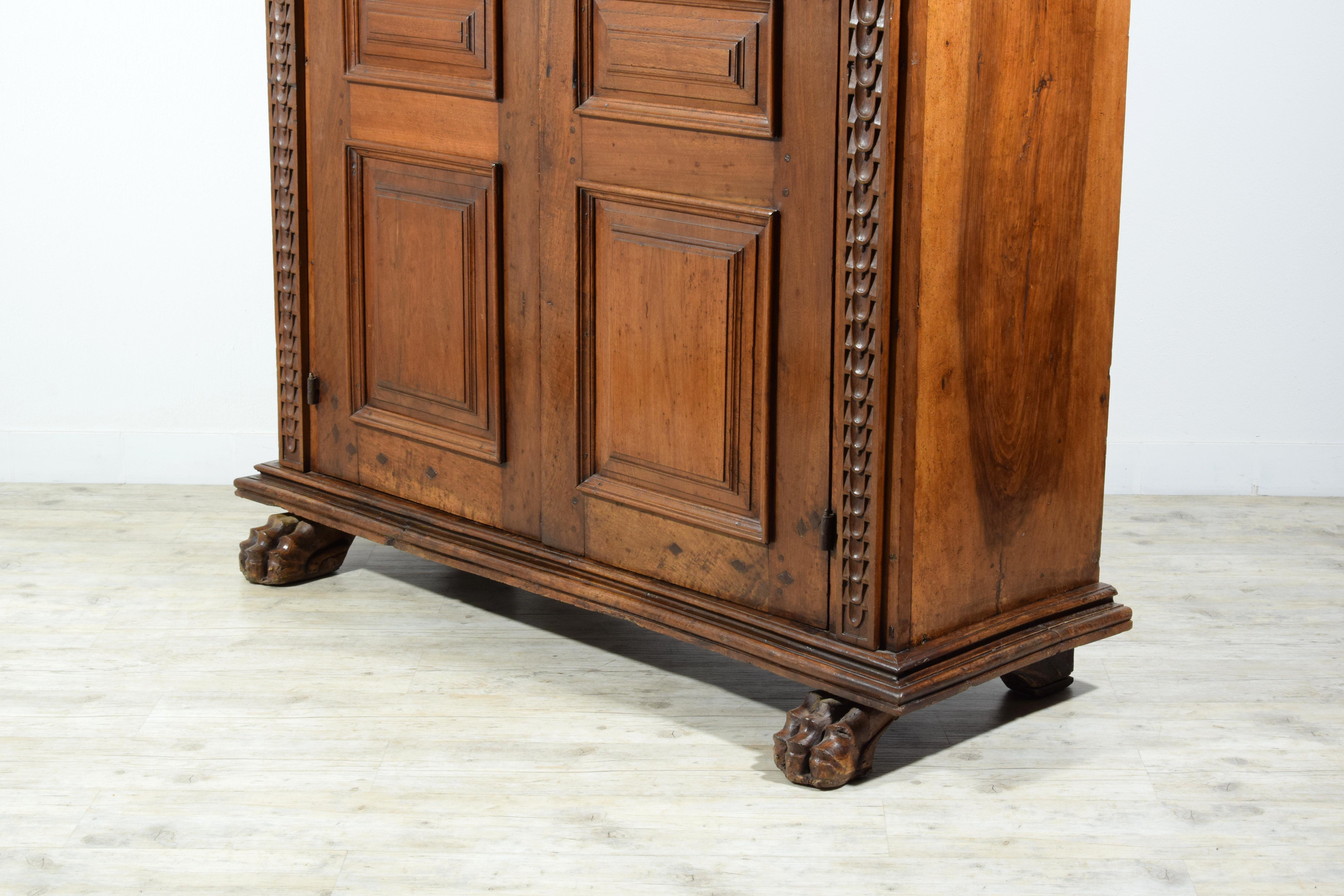 17. Jahrhundert, Toskana Massiv geschnitzter Nussbaum Kleiderschrank im Angebot 1