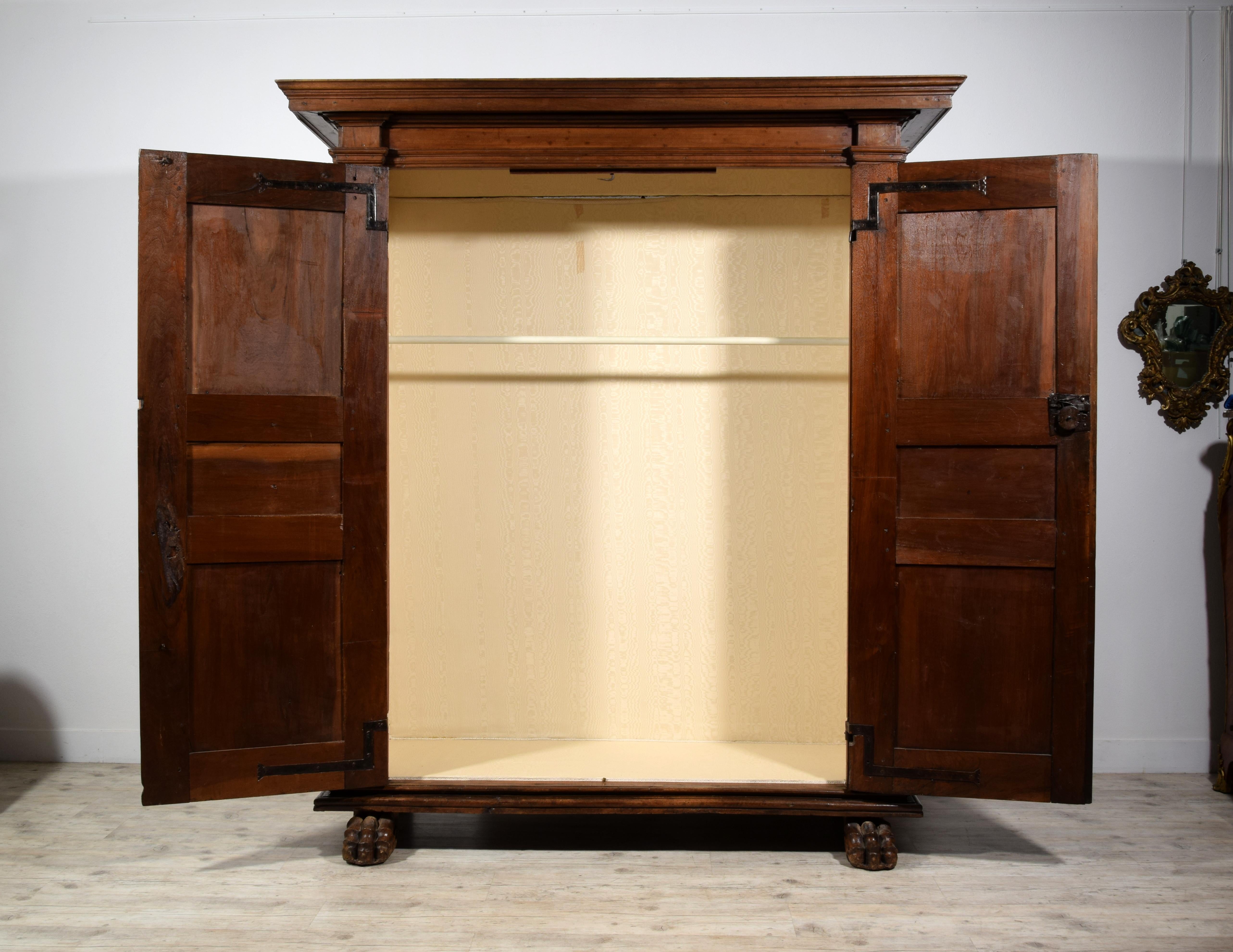 17. Jahrhundert, Toskana Massiv geschnitzter Nussbaum Kleiderschrank im Angebot 2