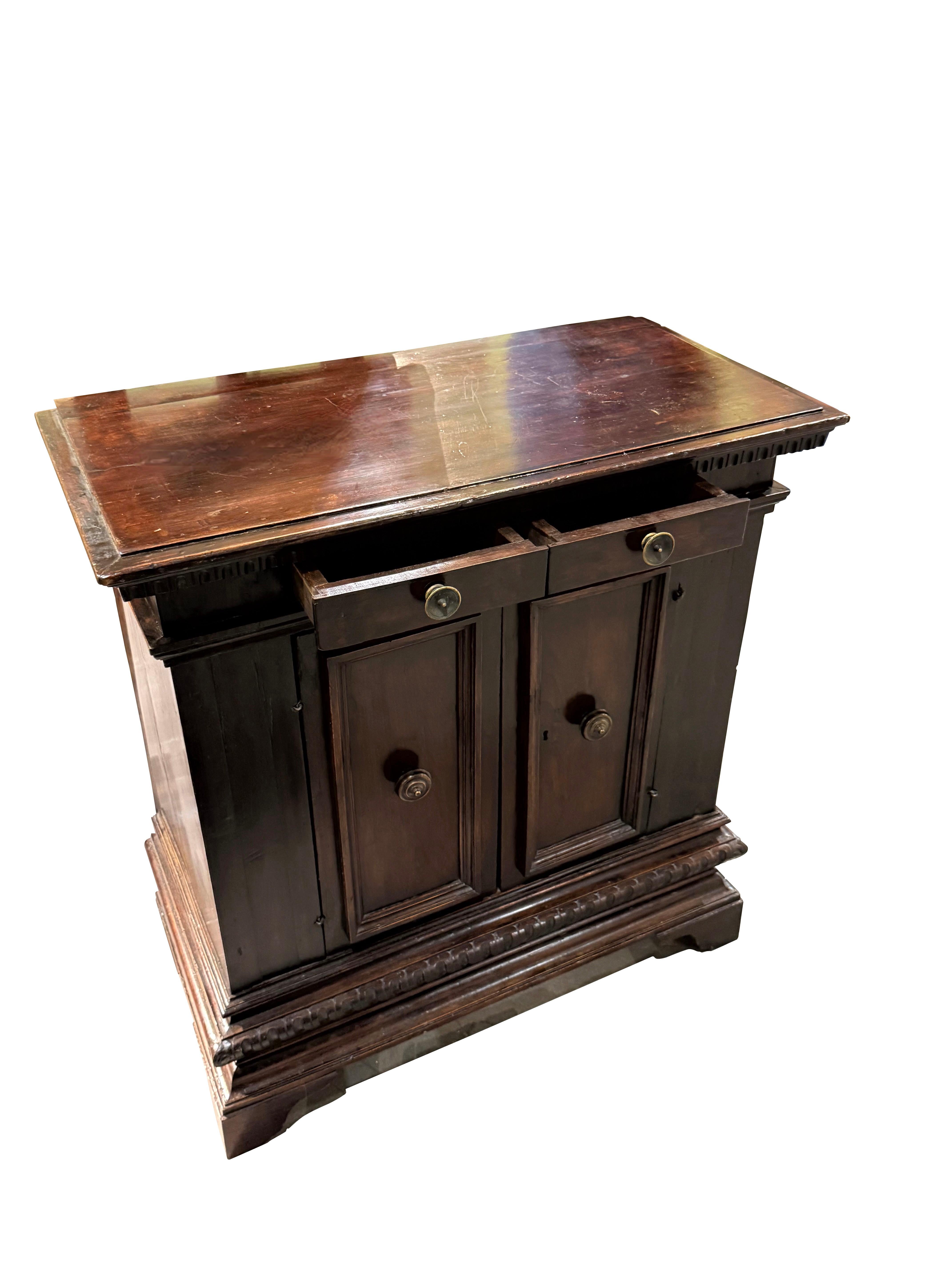 Italienischer Schrank aus dem 17. Jahrhundert mit zwei Türen und zwei Schubladen.
Originale Bronzebeschläge.
Dekorative Schnitzereien am Sockel.
Walnuss dunkel.
ANKOMMEND DEZEMBER