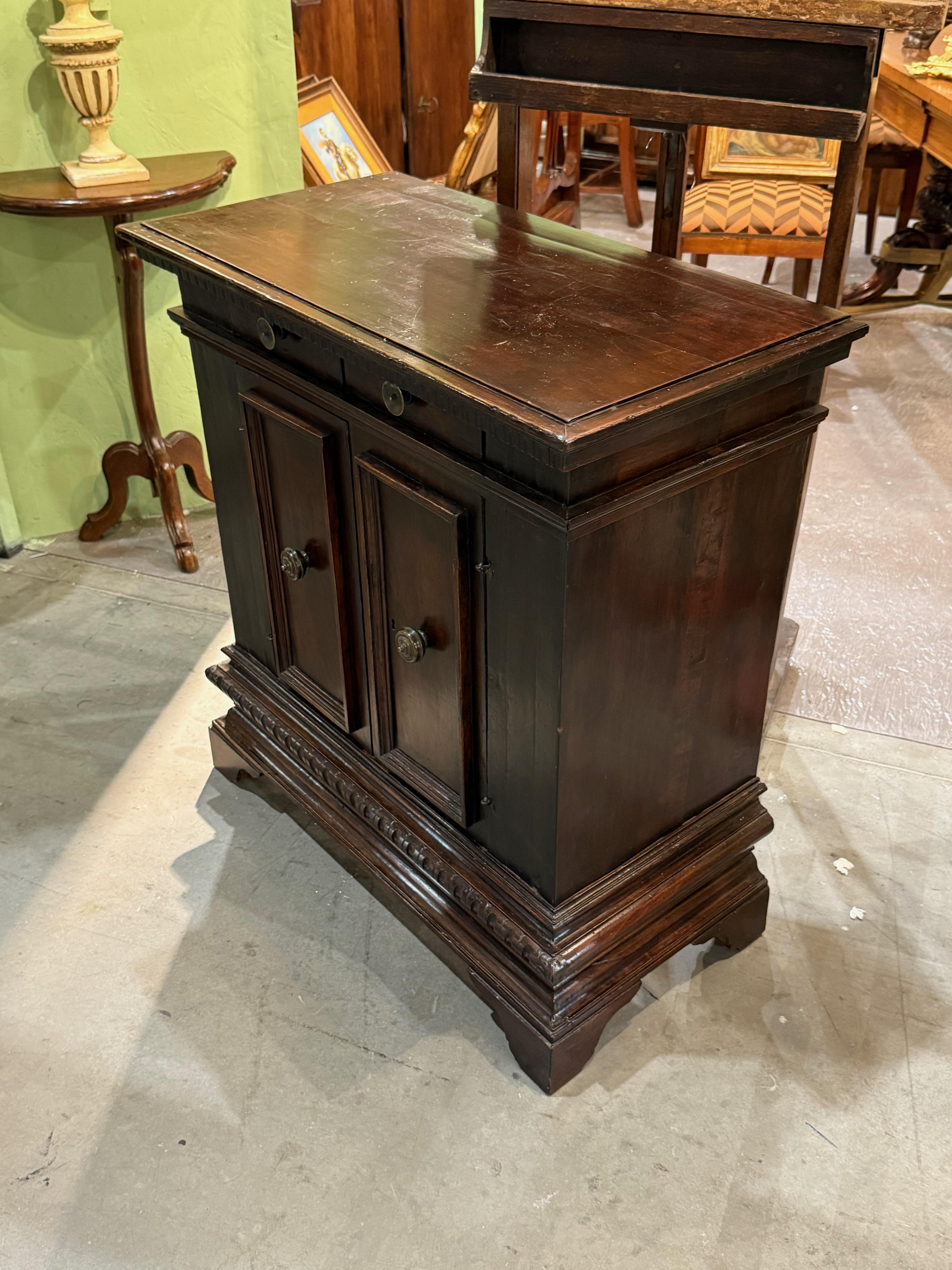 Zwei Türen, zwei Schubladen, 17. Jahrhundert, Italien im Zustand „Gut“ im Angebot in New York, NY