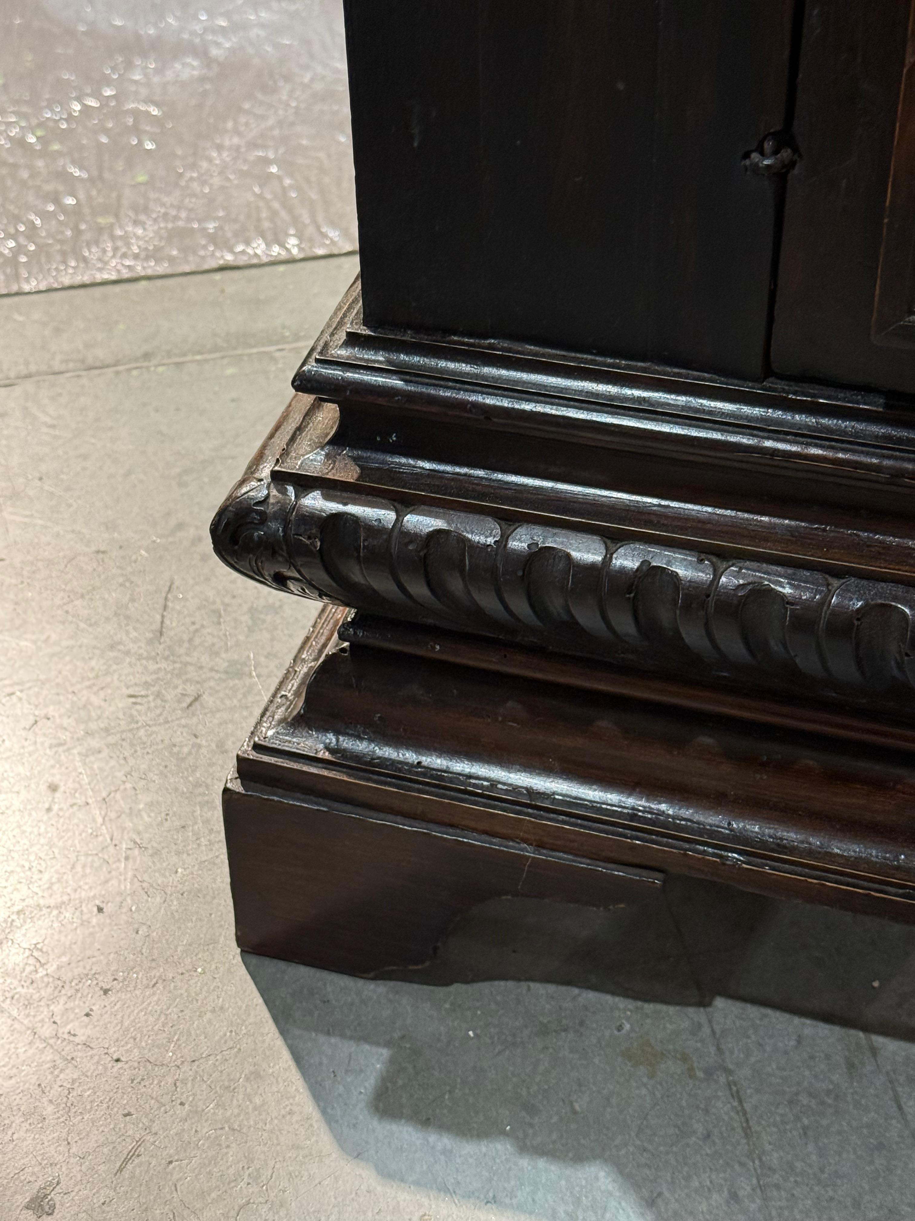 Zwei Türen, zwei Schubladen, 17. Jahrhundert, Italien (18. Jahrhundert und früher) im Angebot