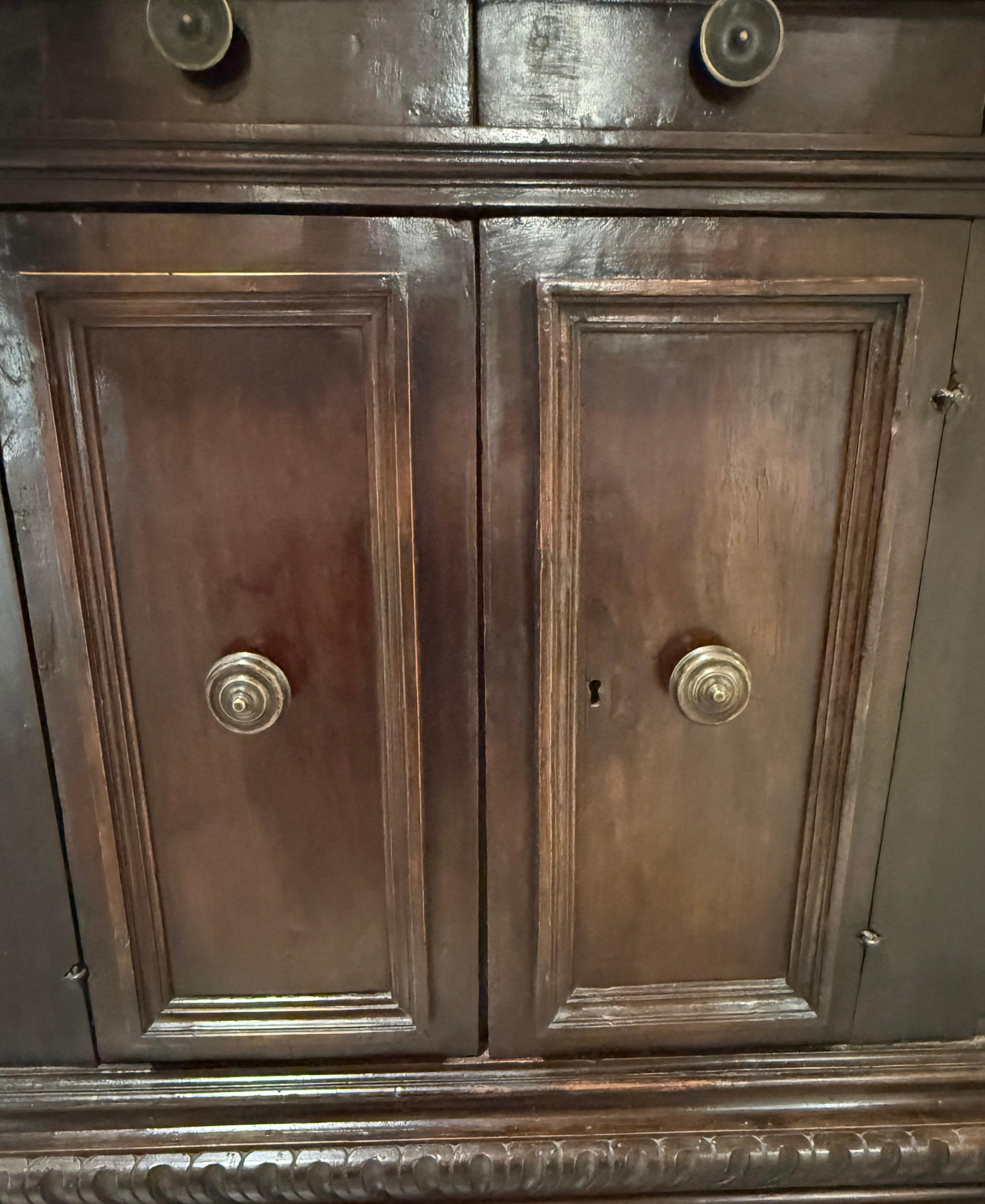 Zwei Türen, zwei Schubladen, 17. Jahrhundert, Italien (Walnuss) im Angebot