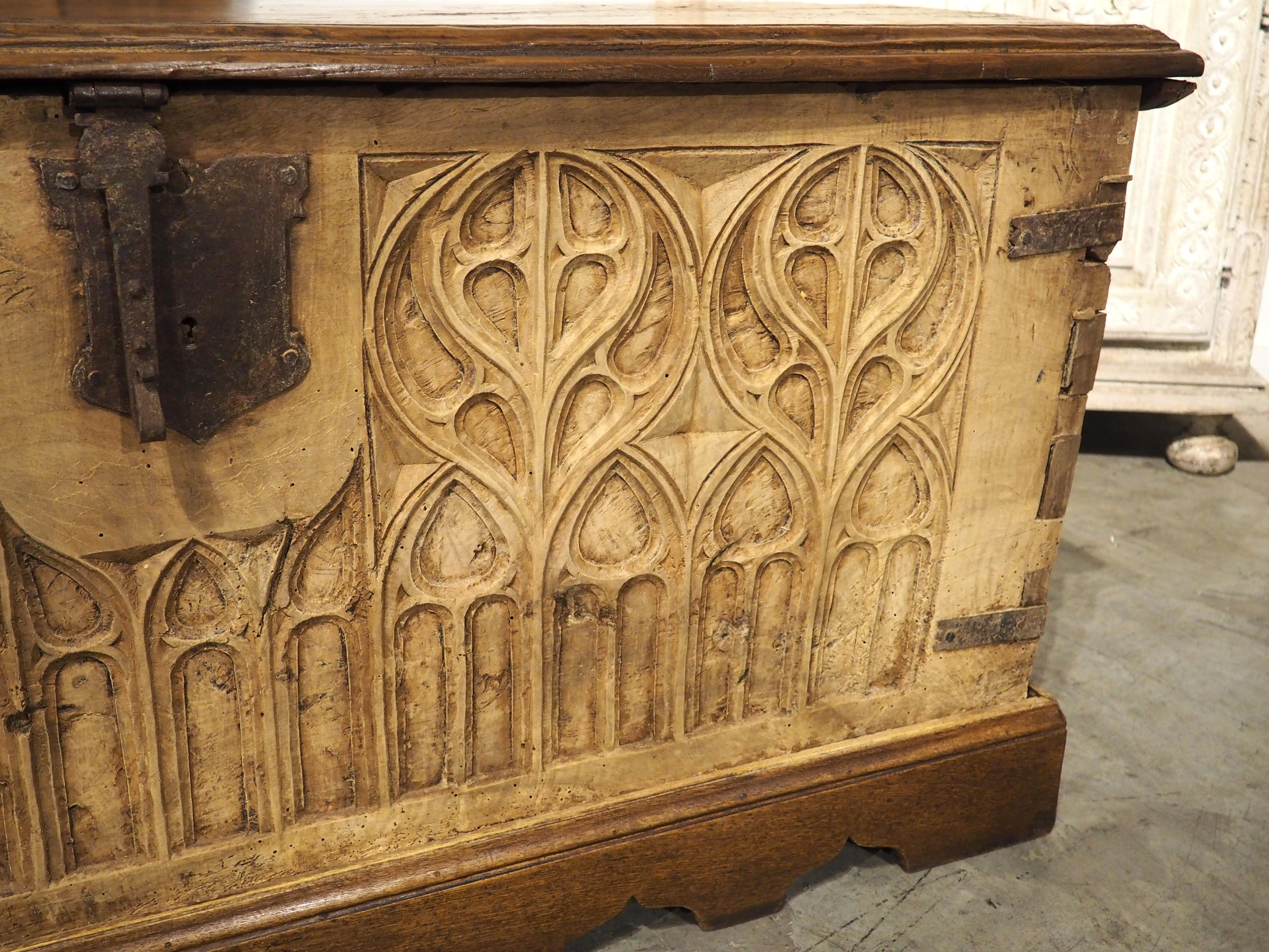 17. Jahrhundert Zweifarbige Französisch Nussbaum Wood Gothic Trunk im Angebot 3