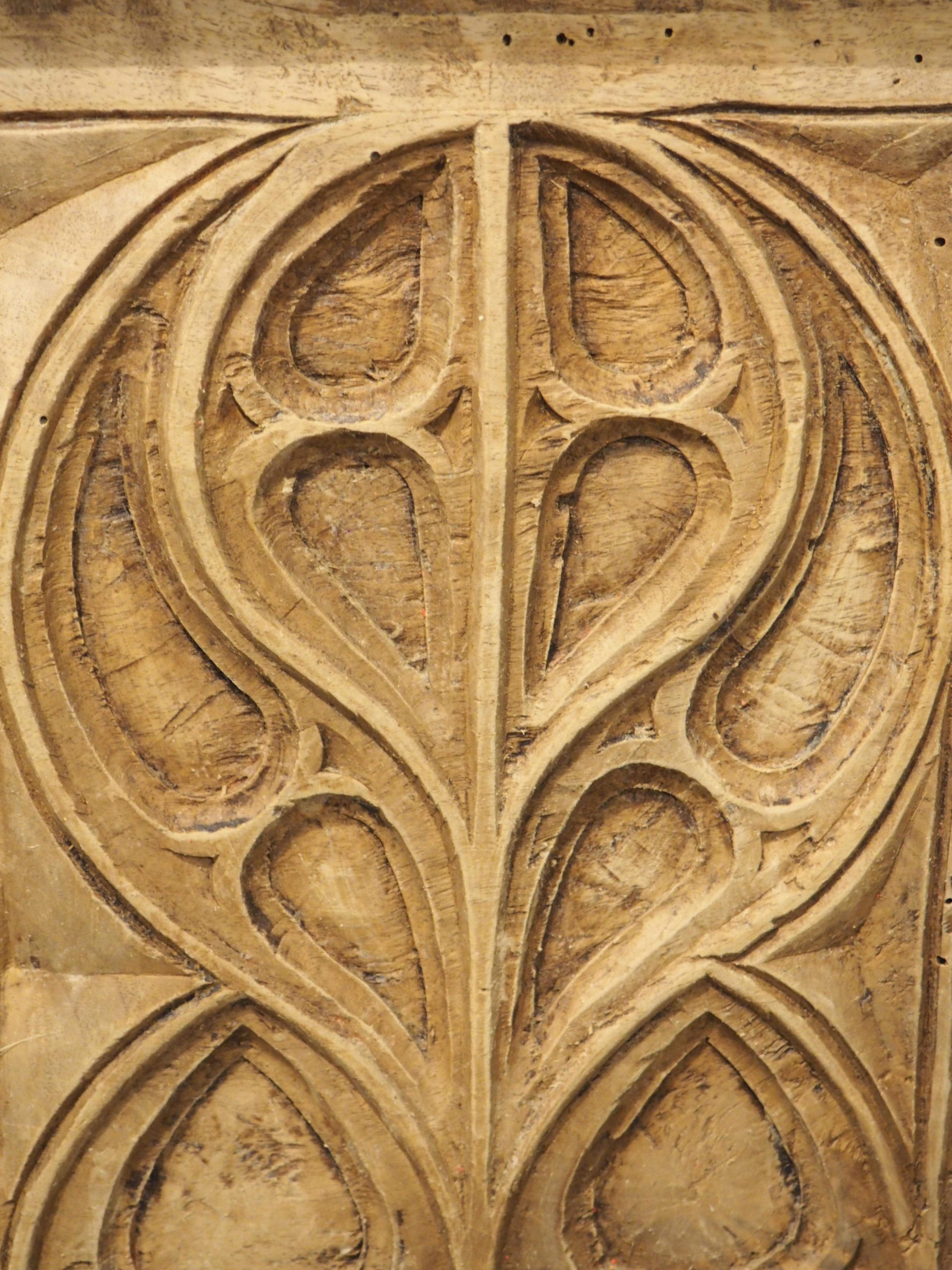 17. Jahrhundert Zweifarbige Französisch Nussbaum Wood Gothic Trunk im Angebot 4