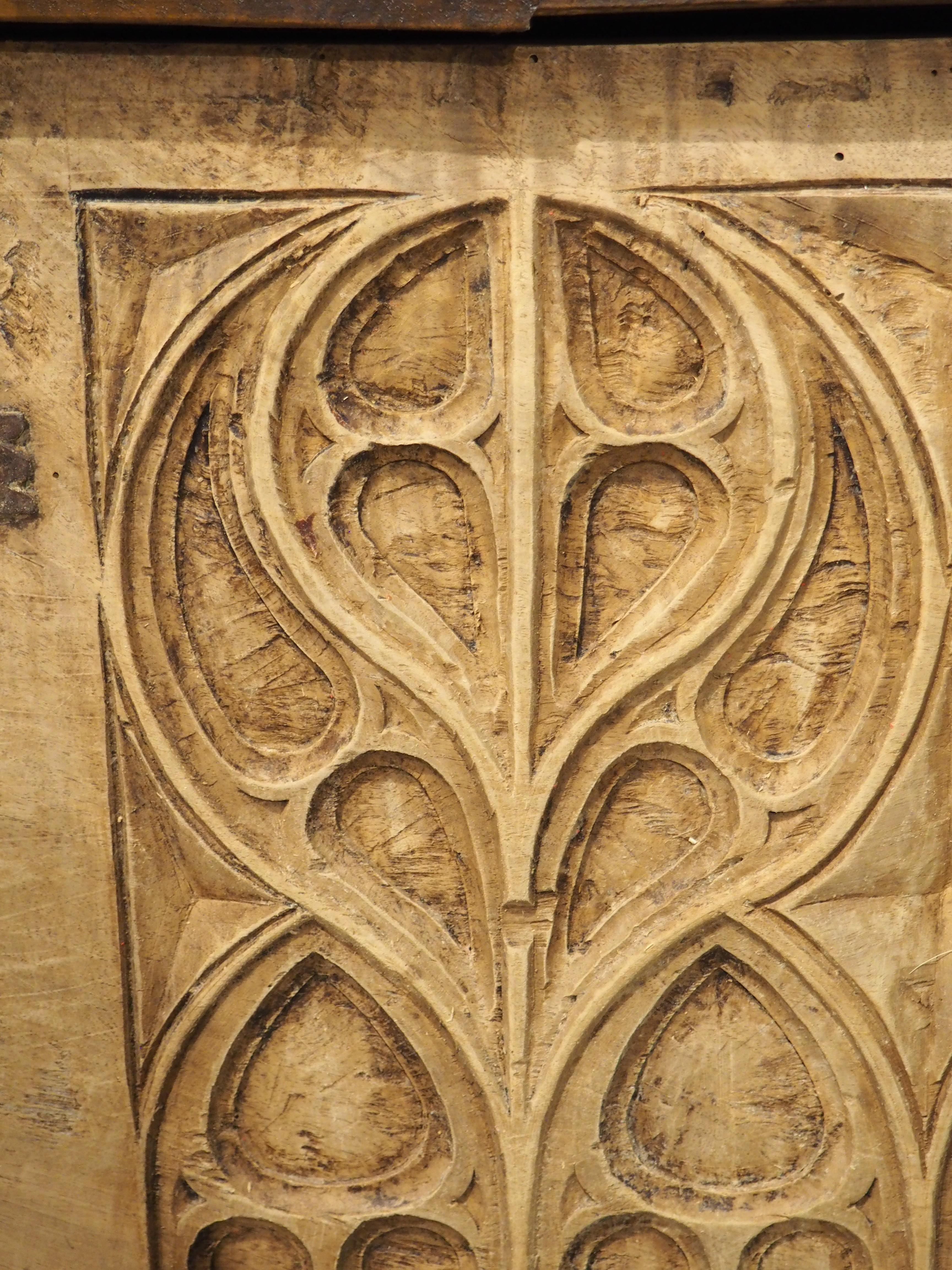 17. Jahrhundert Zweifarbige Französisch Nussbaum Wood Gothic Trunk im Angebot 5