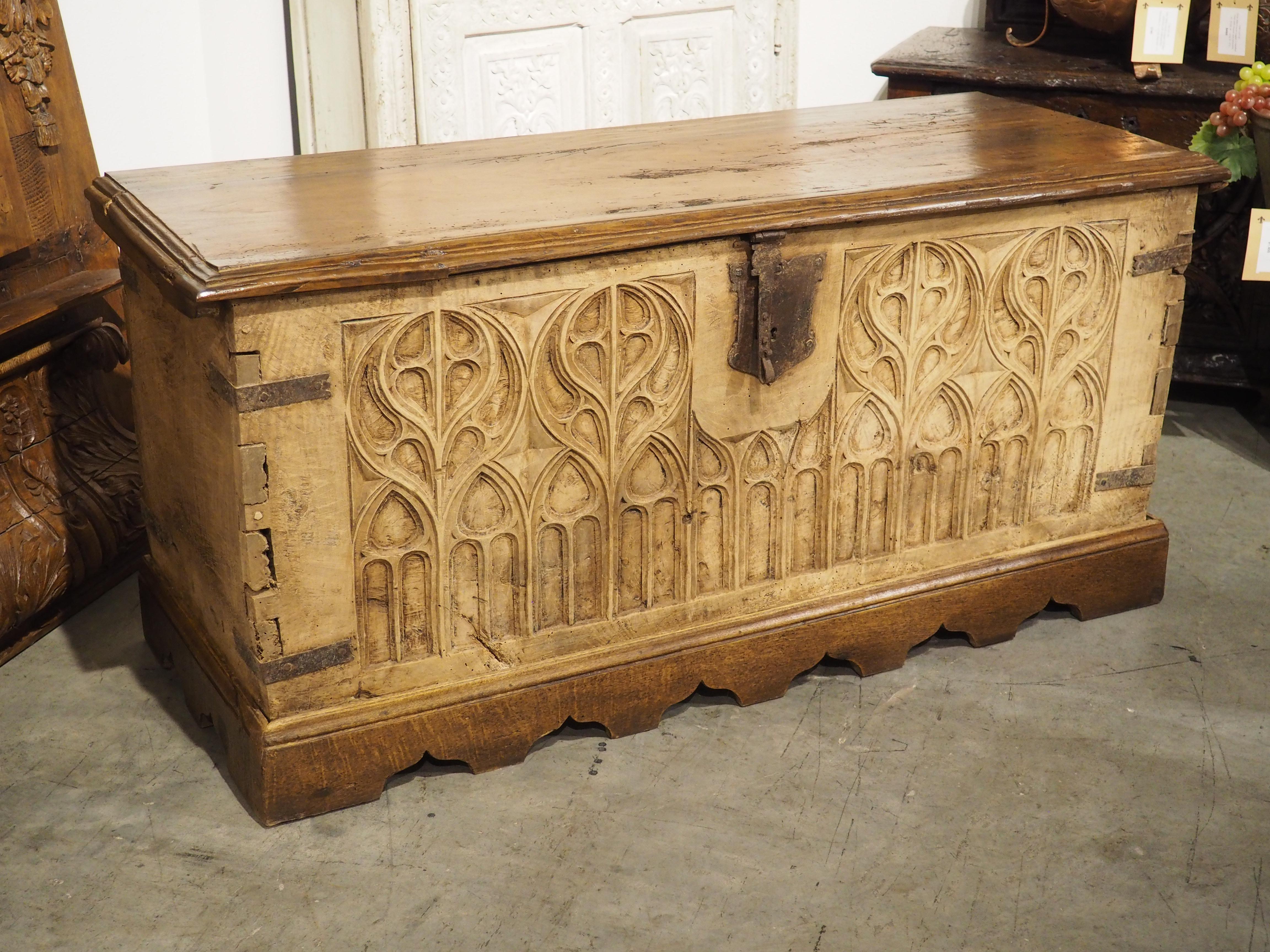17. Jahrhundert Zweifarbige Französisch Nussbaum Wood Gothic Trunk im Angebot 6