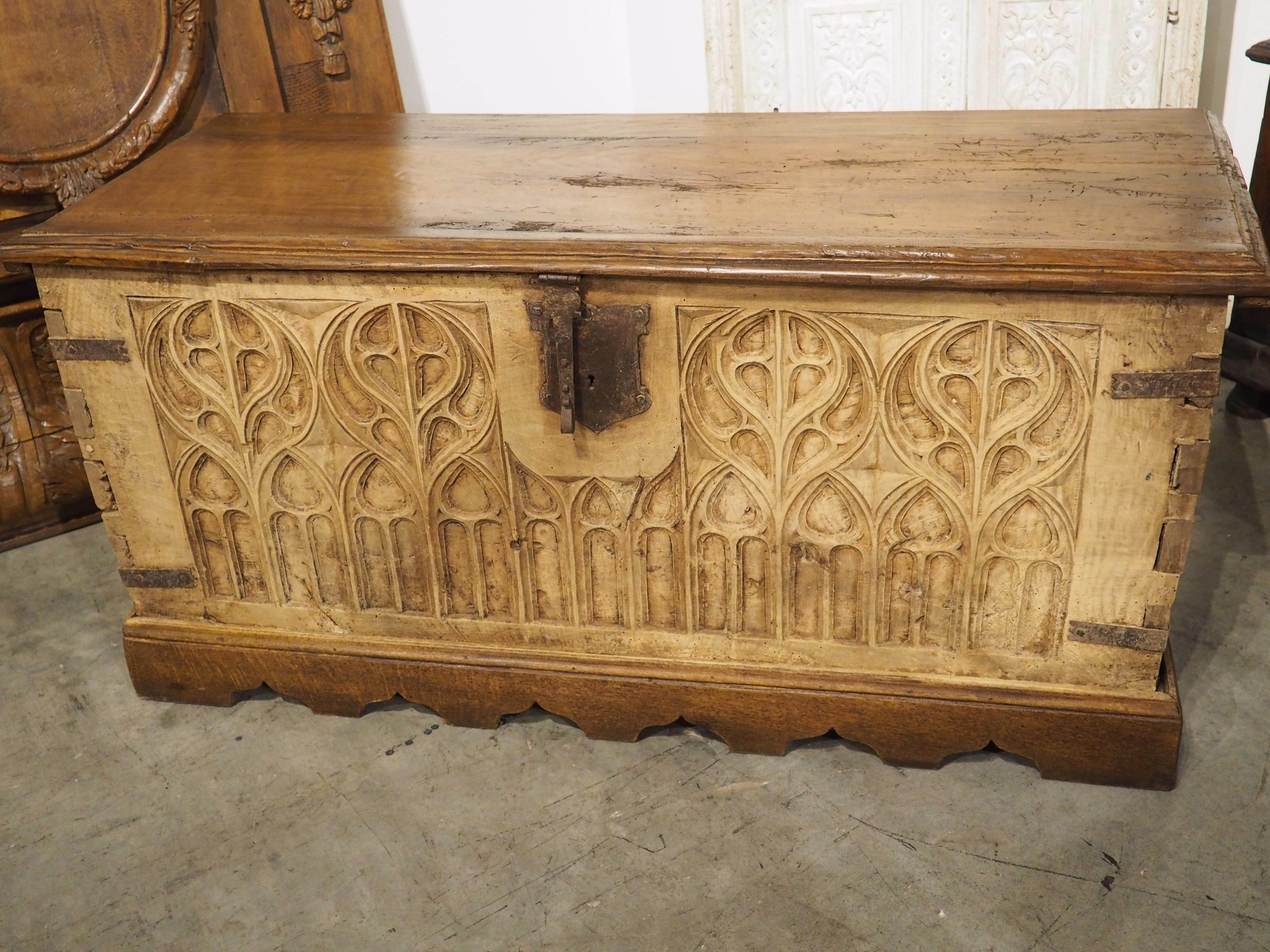 17. Jahrhundert Zweifarbige Französisch Nussbaum Wood Gothic Trunk im Angebot 7