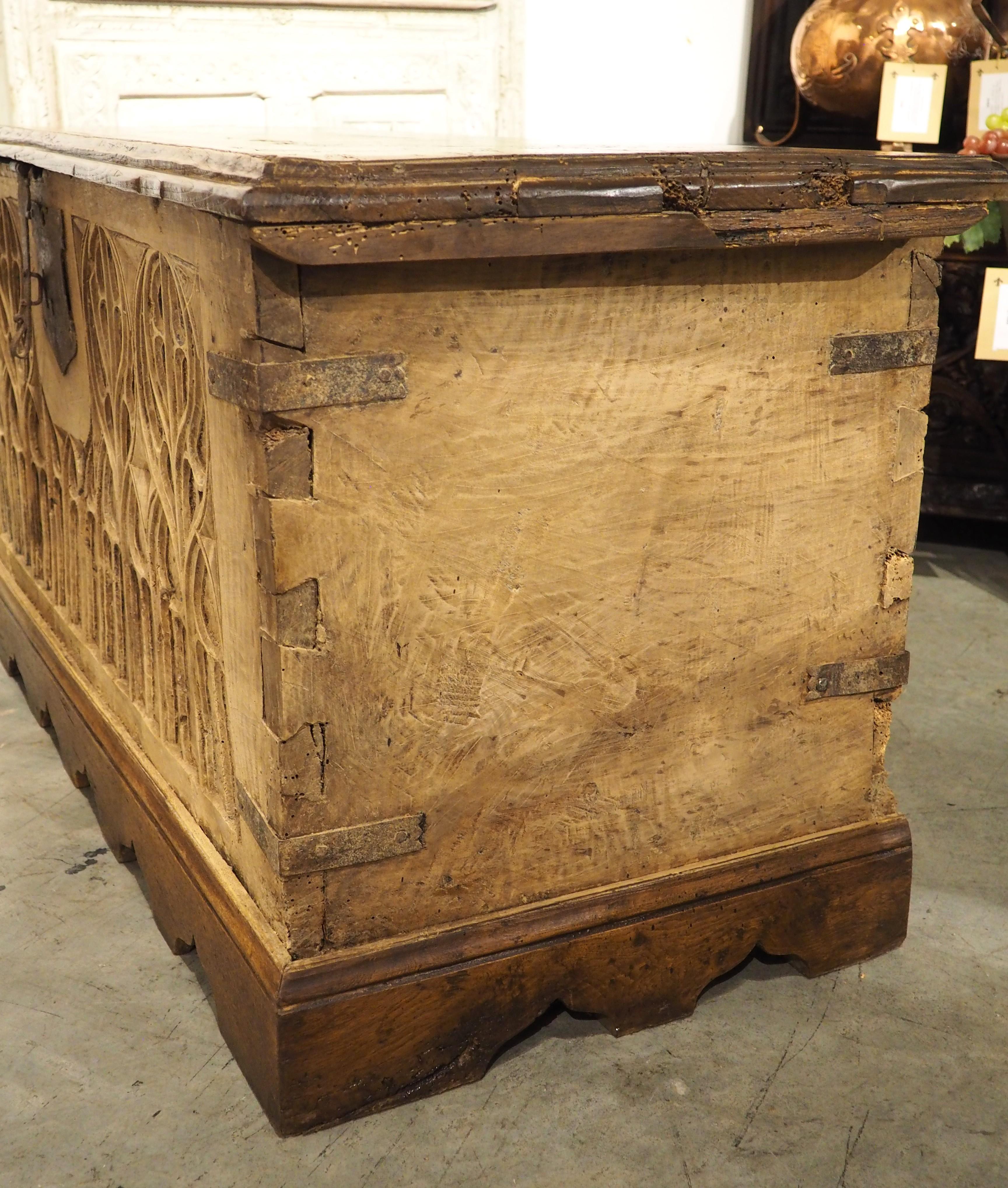 17. Jahrhundert Zweifarbige Französisch Nussbaum Wood Gothic Trunk im Angebot 8