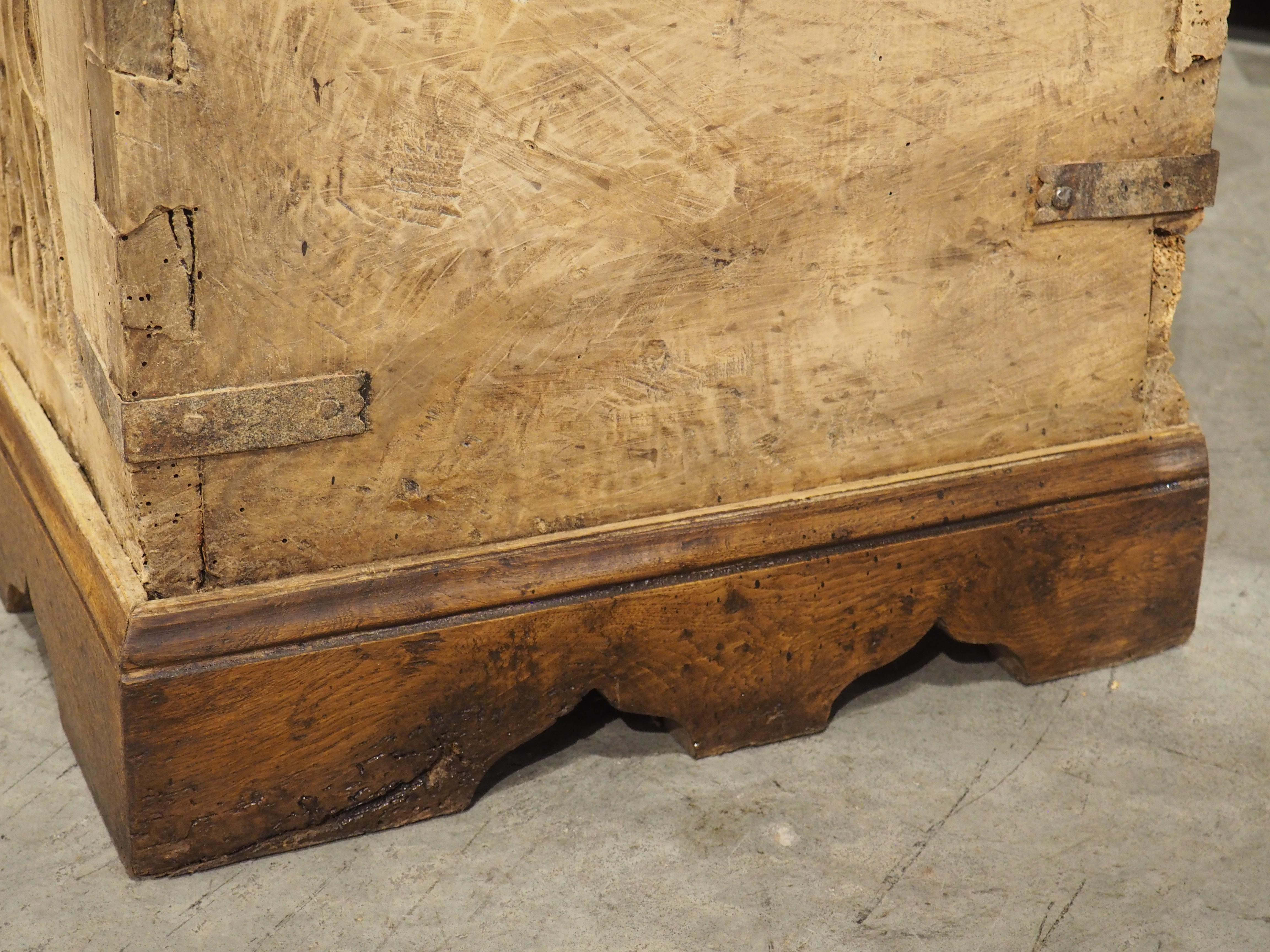 17. Jahrhundert Zweifarbige Französisch Nussbaum Wood Gothic Trunk im Angebot 9