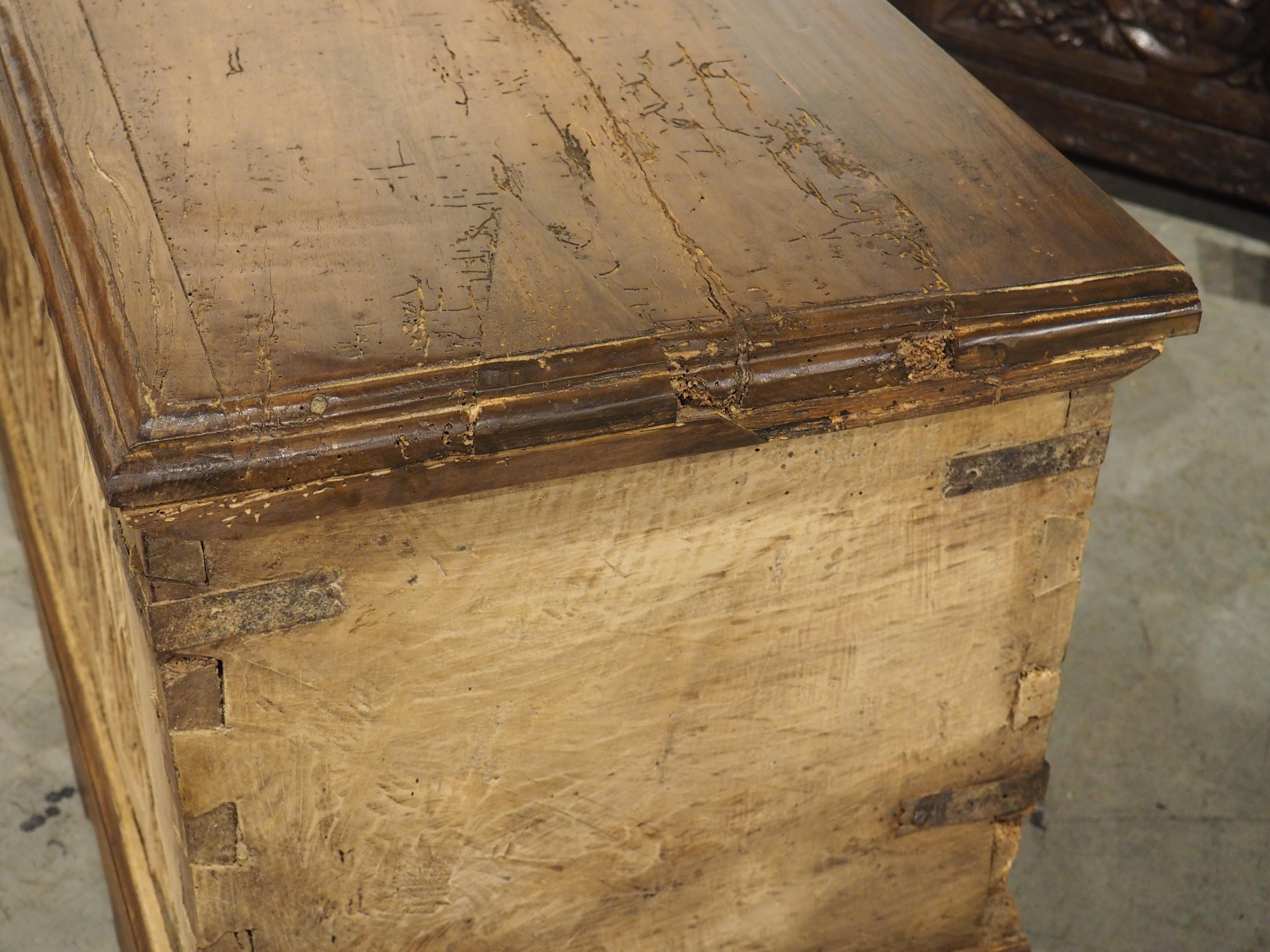 17. Jahrhundert Zweifarbige Französisch Nussbaum Wood Gothic Trunk im Angebot 10
