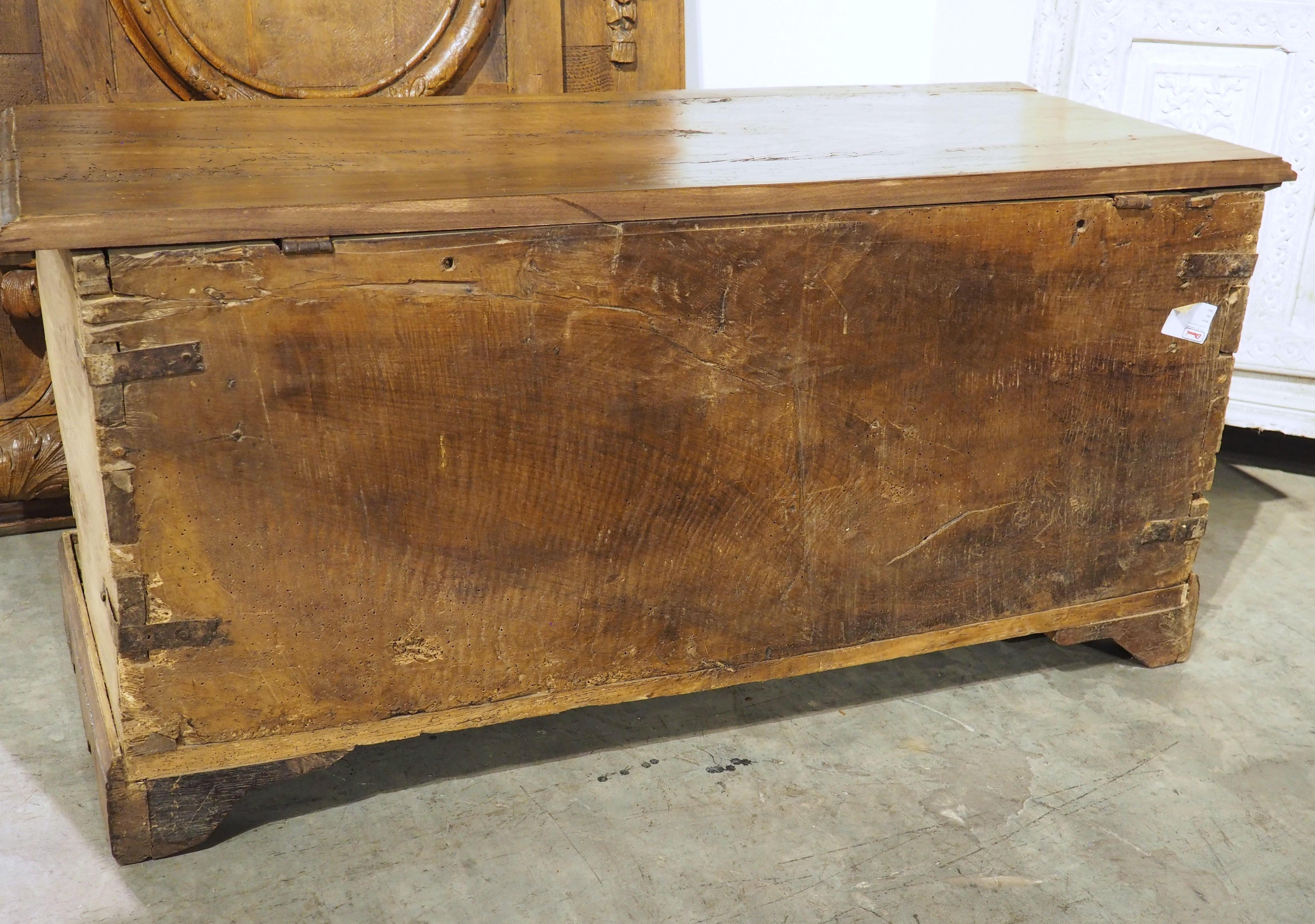 17. Jahrhundert Zweifarbige Französisch Nussbaum Wood Gothic Trunk im Angebot 11