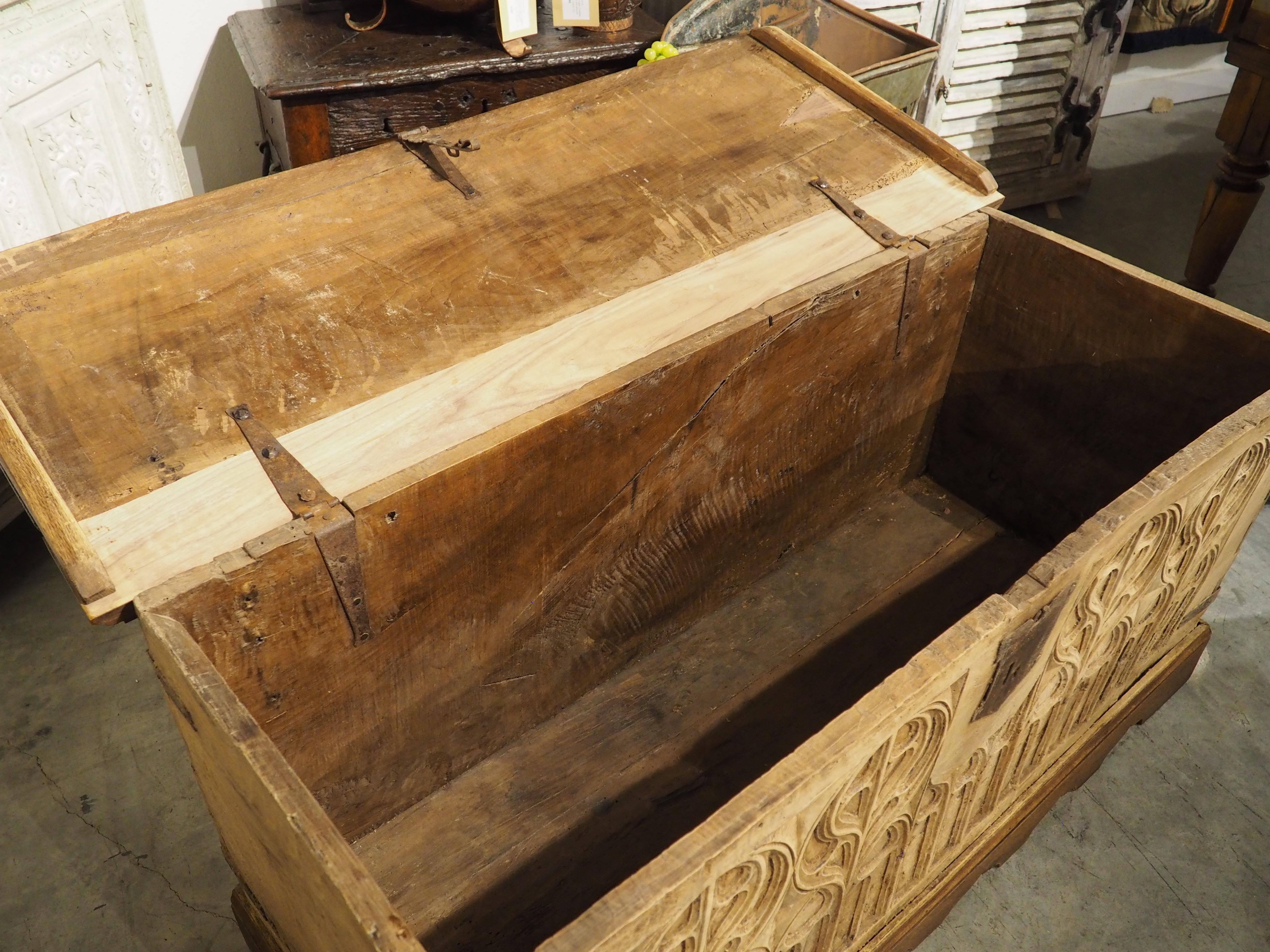 17. Jahrhundert Zweifarbige Französisch Nussbaum Wood Gothic Trunk im Angebot 12