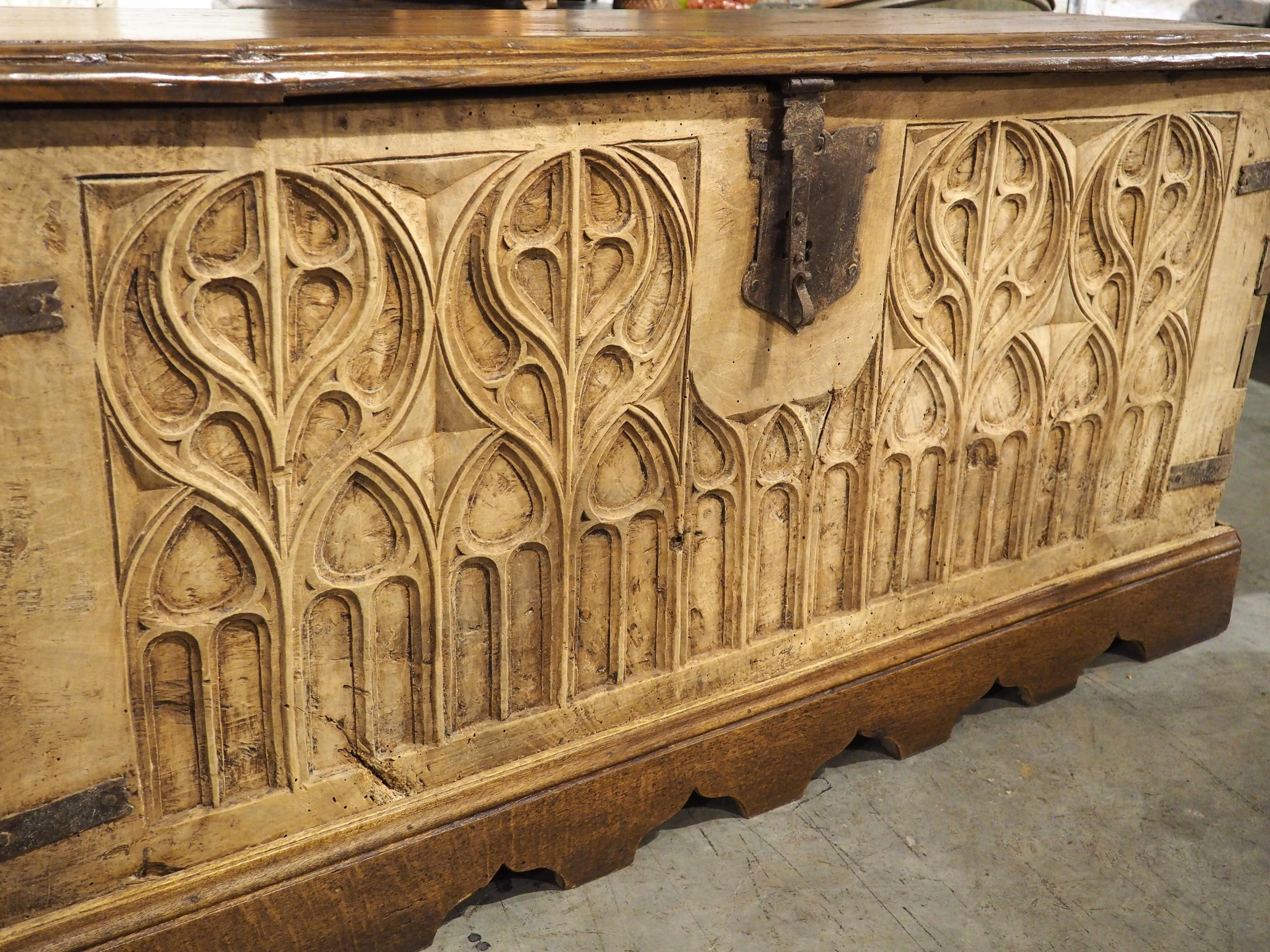 17. Jahrhundert Zweifarbige Französisch Nussbaum Wood Gothic Trunk im Angebot 13