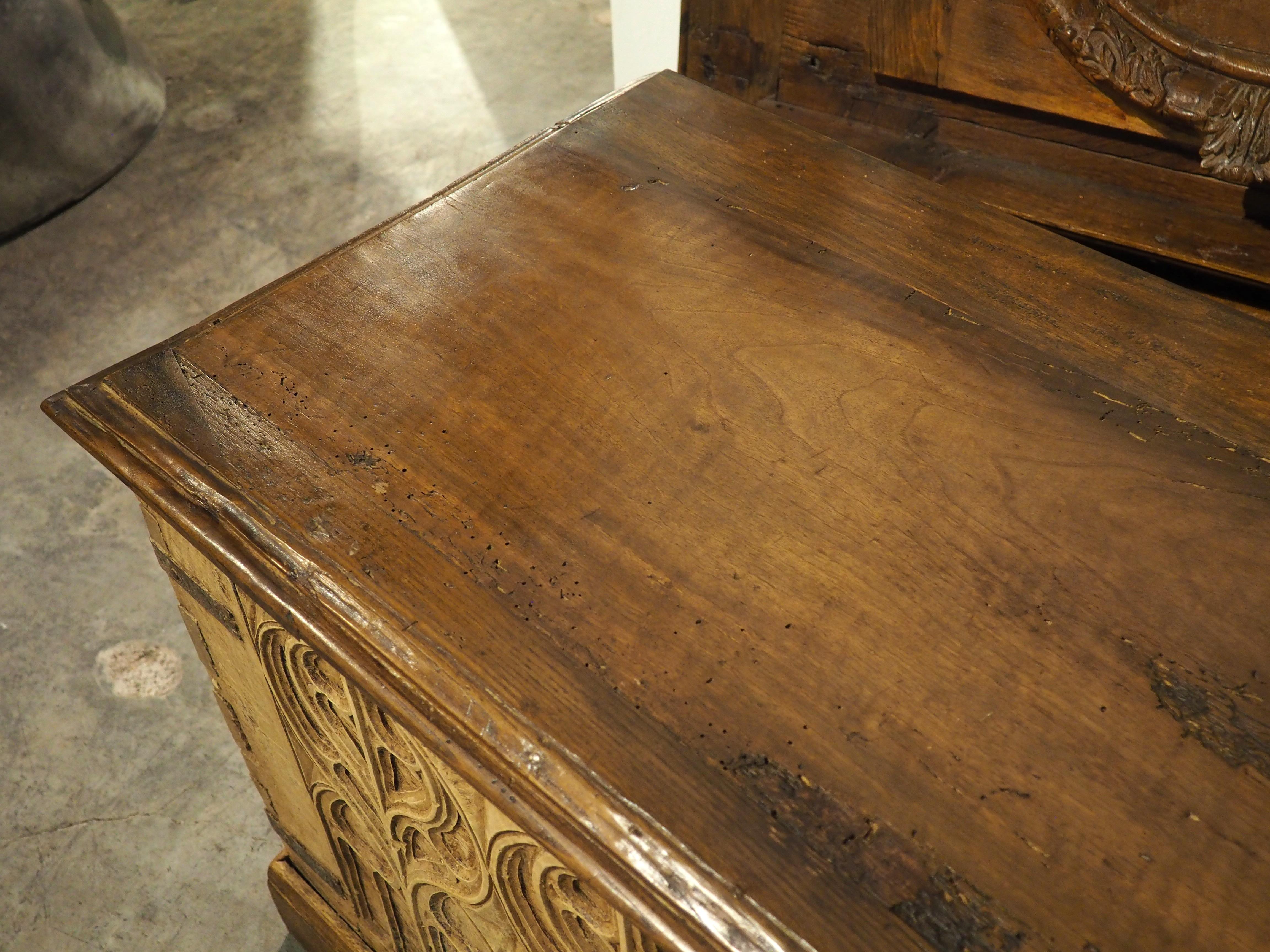 17. Jahrhundert Zweifarbige Französisch Nussbaum Wood Gothic Trunk (Gotisch) im Angebot