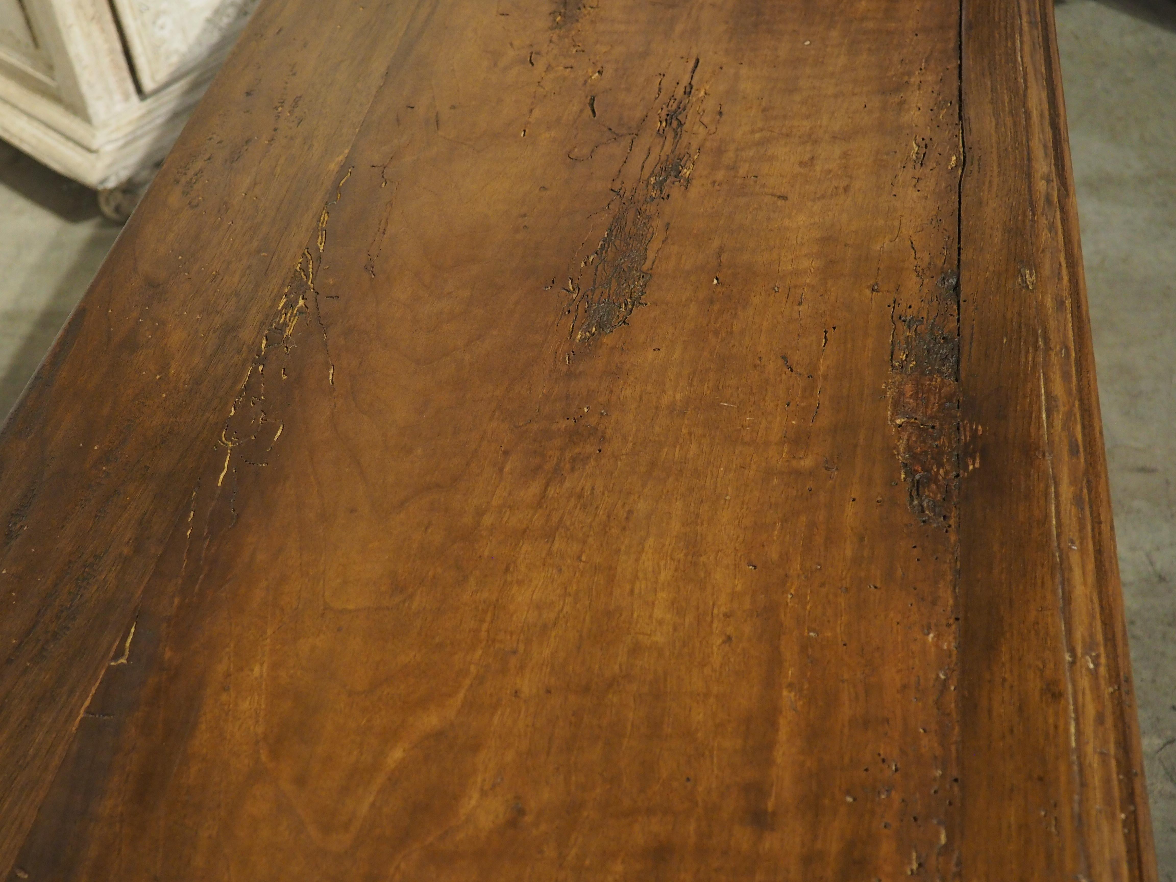 17. Jahrhundert Zweifarbige Französisch Nussbaum Wood Gothic Trunk im Zustand „Gut“ im Angebot in Dallas, TX