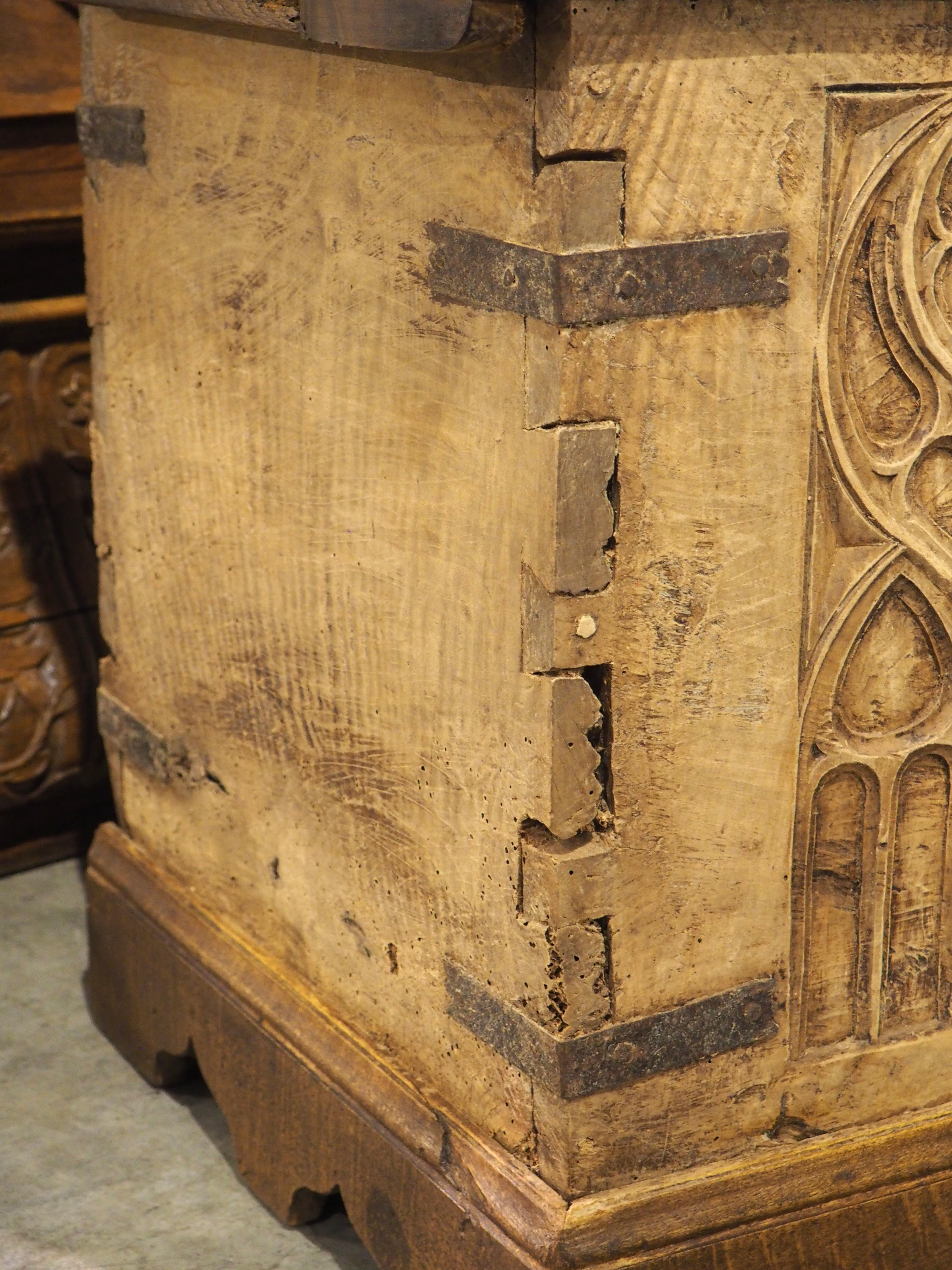 17. Jahrhundert Zweifarbige Französisch Nussbaum Wood Gothic Trunk (Metall) im Angebot