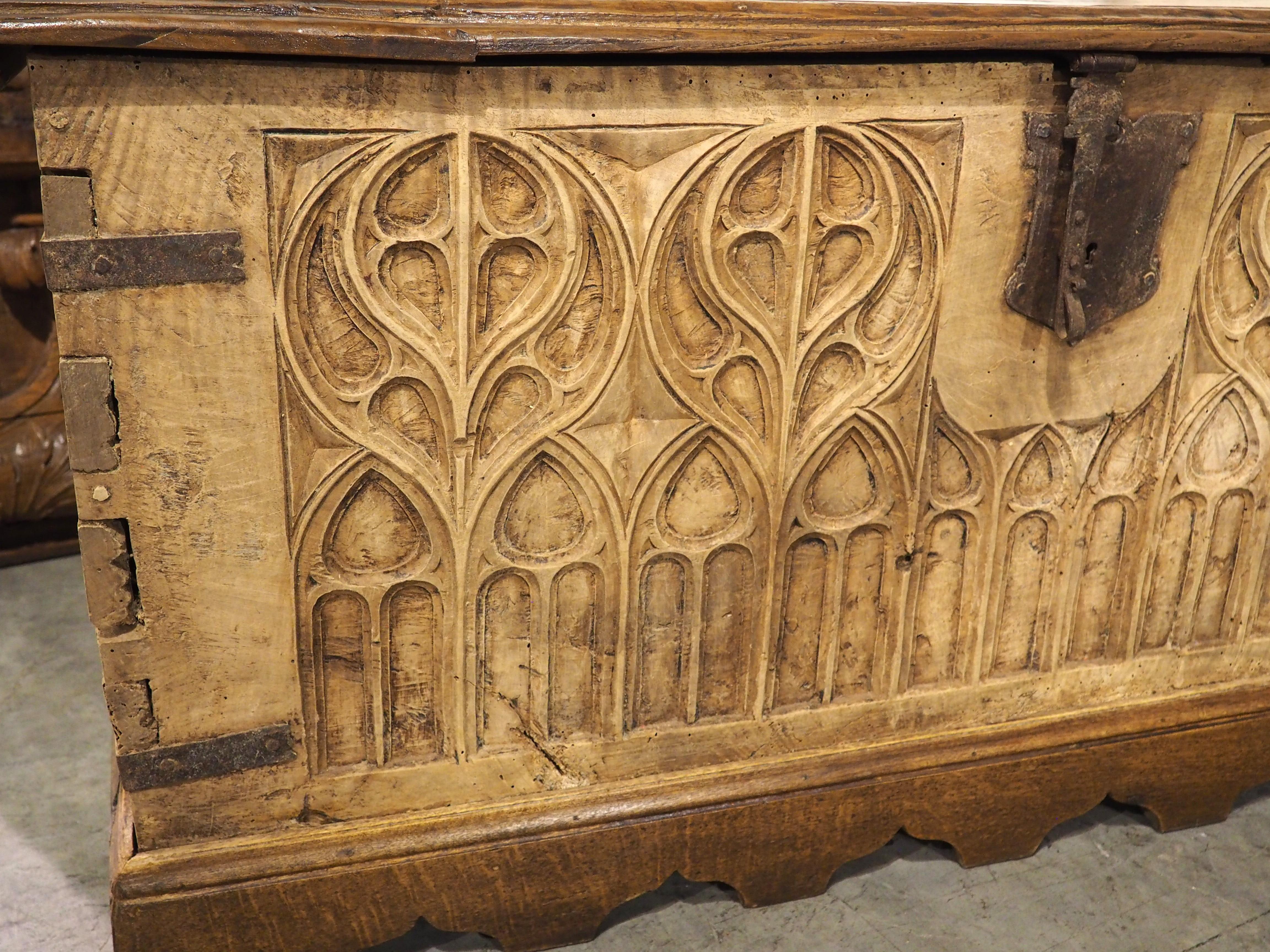 17. Jahrhundert Zweifarbige Französisch Nussbaum Wood Gothic Trunk im Angebot 1