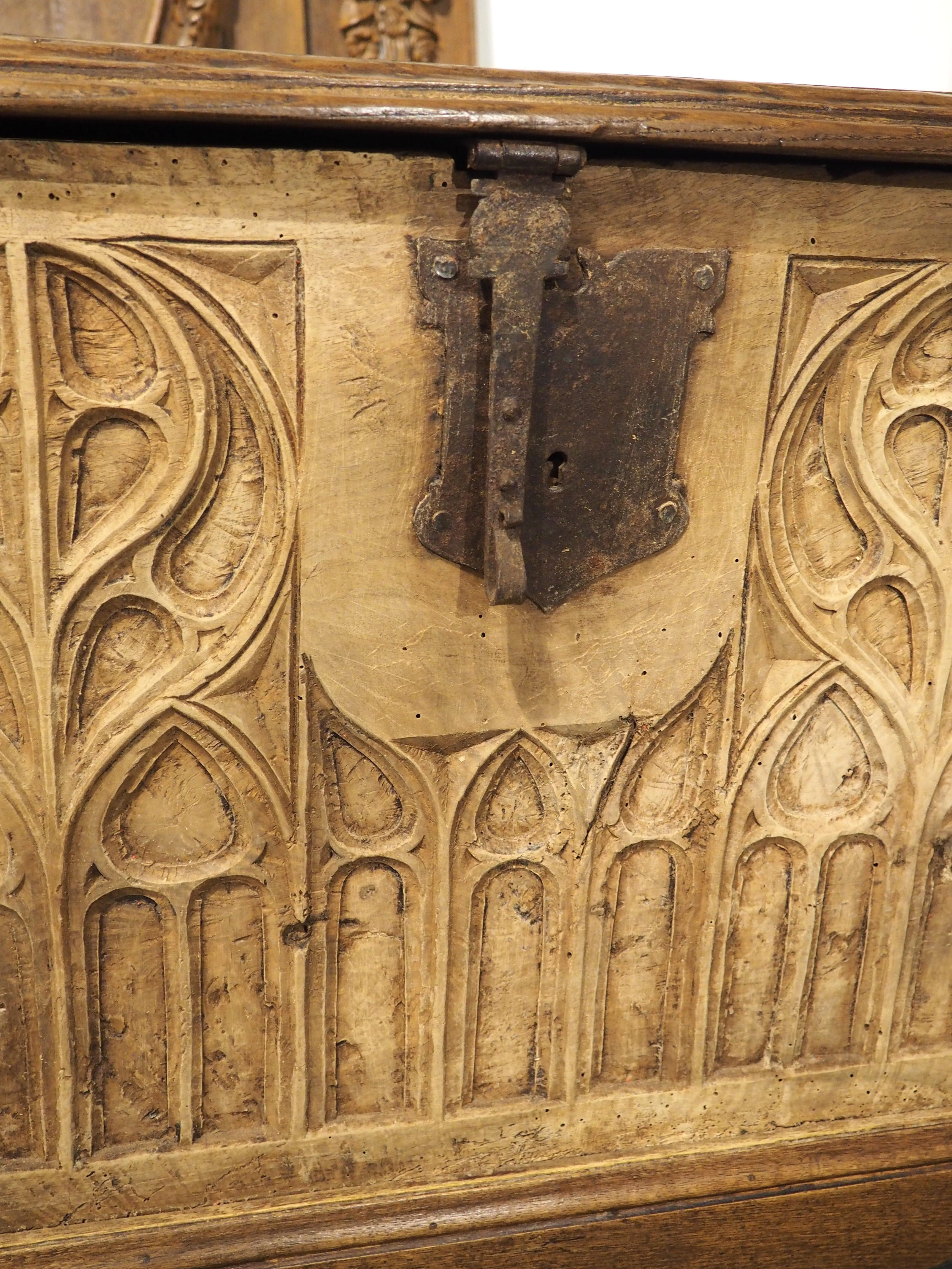 17. Jahrhundert Zweifarbige Französisch Nussbaum Wood Gothic Trunk im Angebot 2