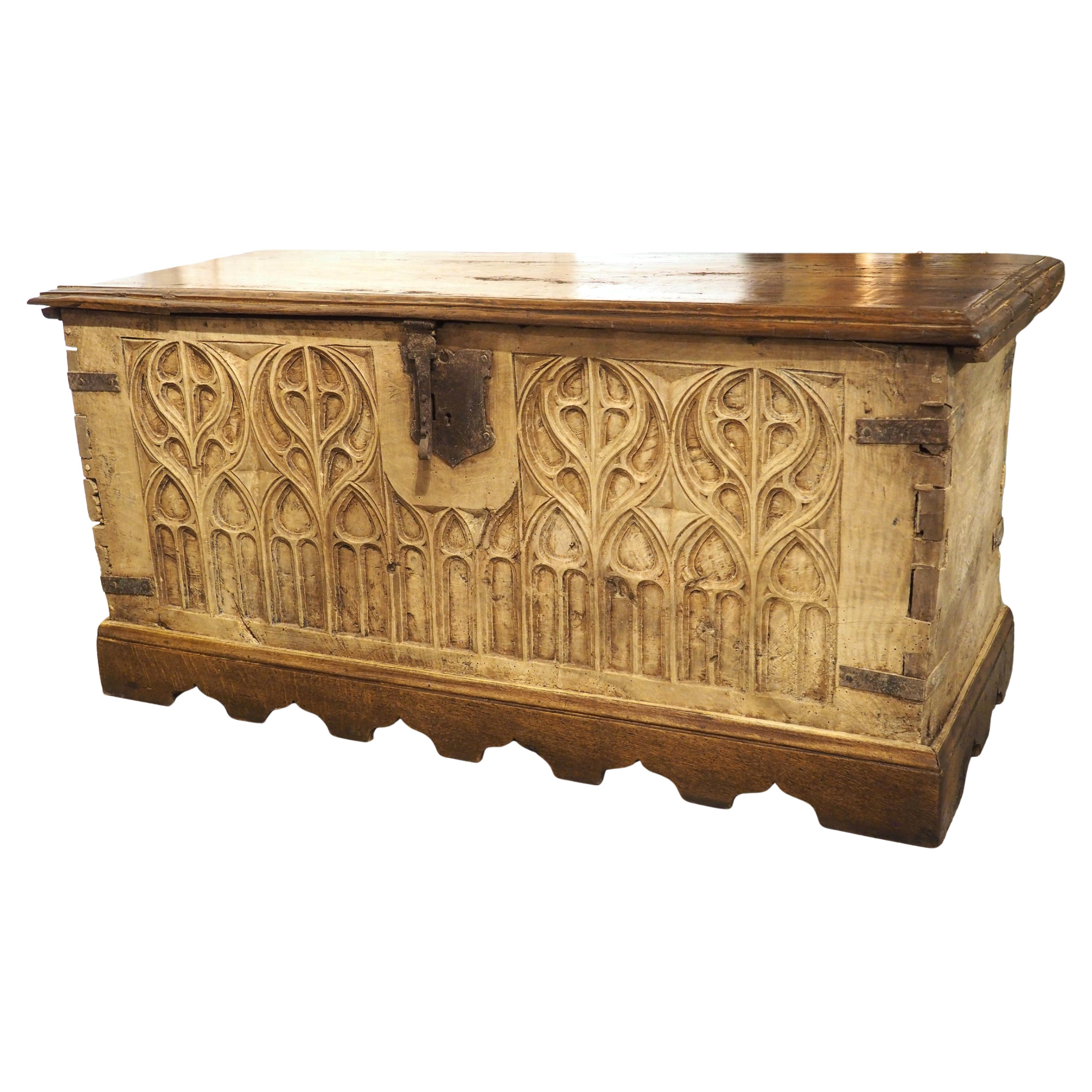 17. Jahrhundert Zweifarbige Französisch Nussbaum Wood Gothic Trunk im Angebot