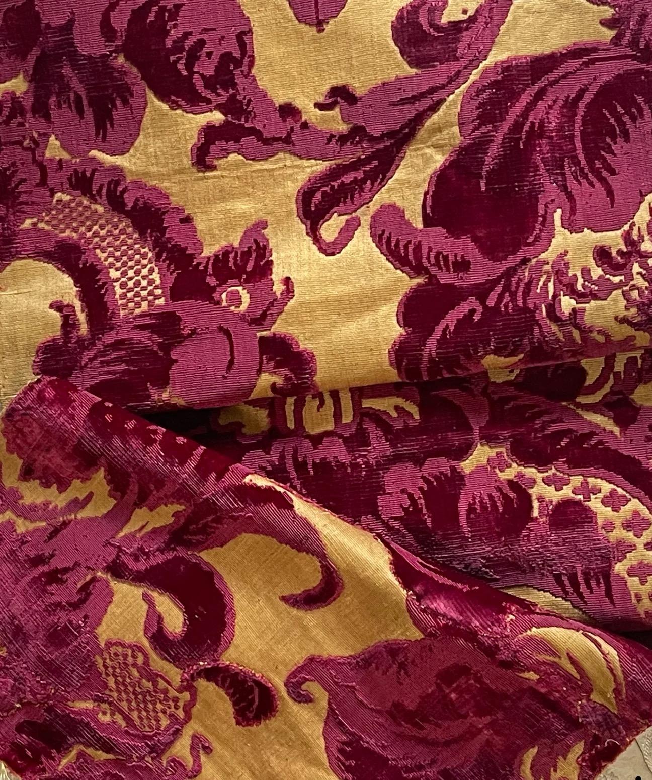 Pannello in velluto rosso intenso di alta qualità, tagliato e non tagliato, su un opulento fondo oro metallizzato.

Veneziano del XVII secolo, circa 1650
Il pannello di velluto è composto da due sezioni cucite a mano.

Buone condizioni d'epoca per