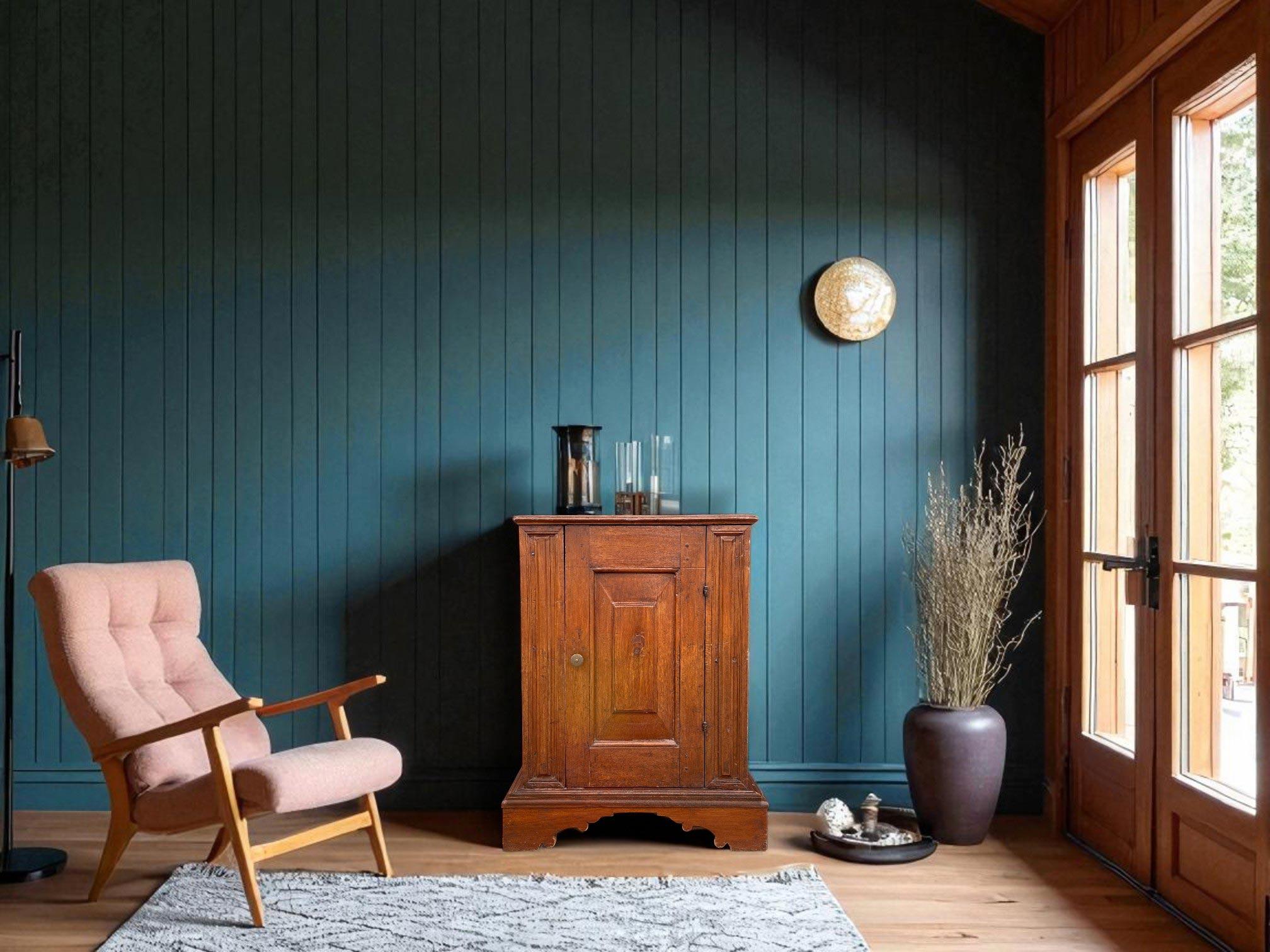 17th Century Venetian Walnut Cabinet In Good Condition For Sale In Vo', Veneto